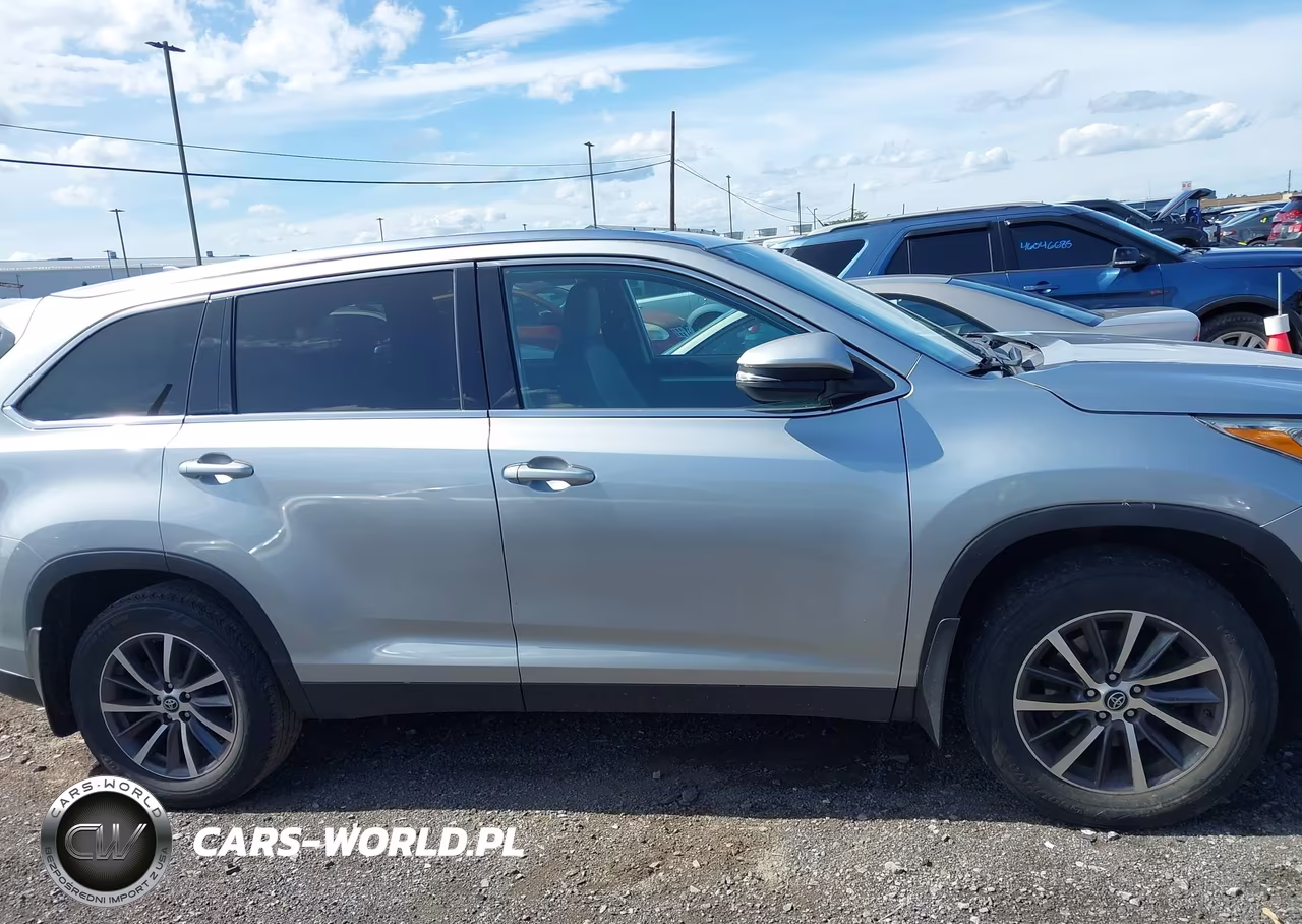 2019 Toyota Highlander Xle VIN:5TDJZRFH9KS579081 - 13