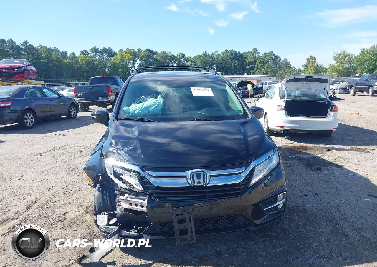 2018 Honda Odyssey Touring VIN:5FNRL6H83JB066363 - 12