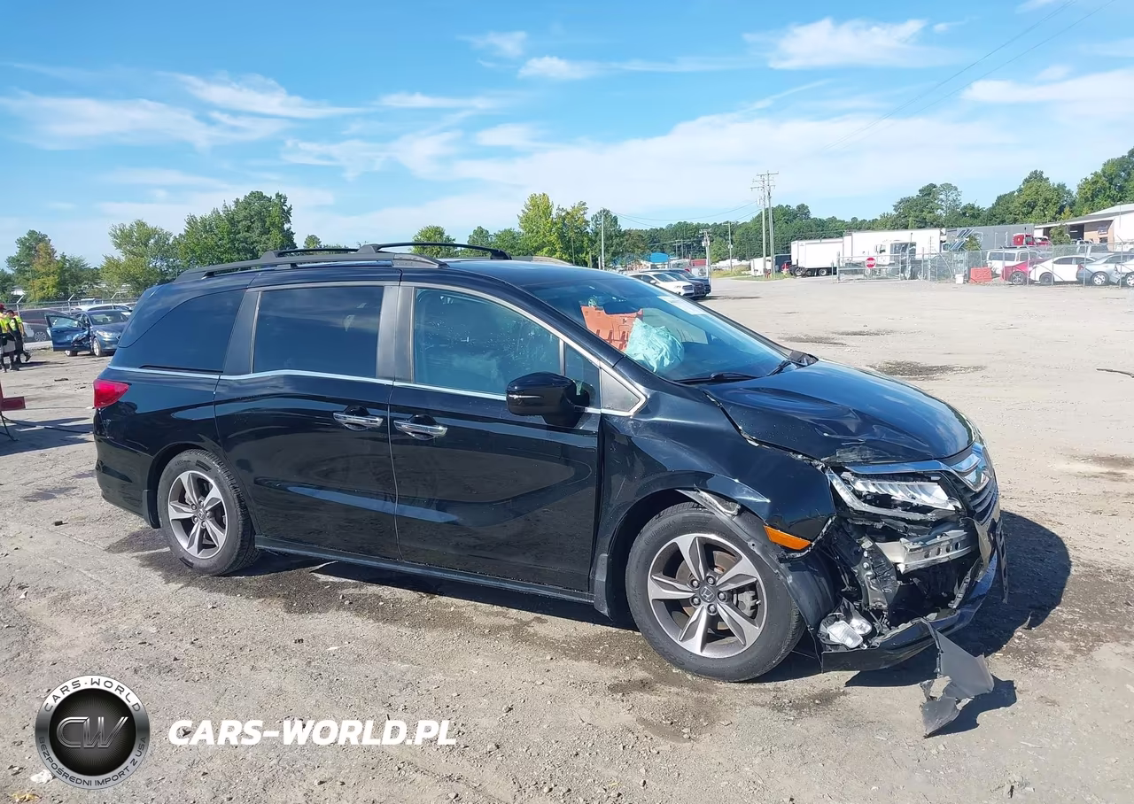 2018 Honda Odyssey Touring VIN:5FNRL6H83JB066363 - 13