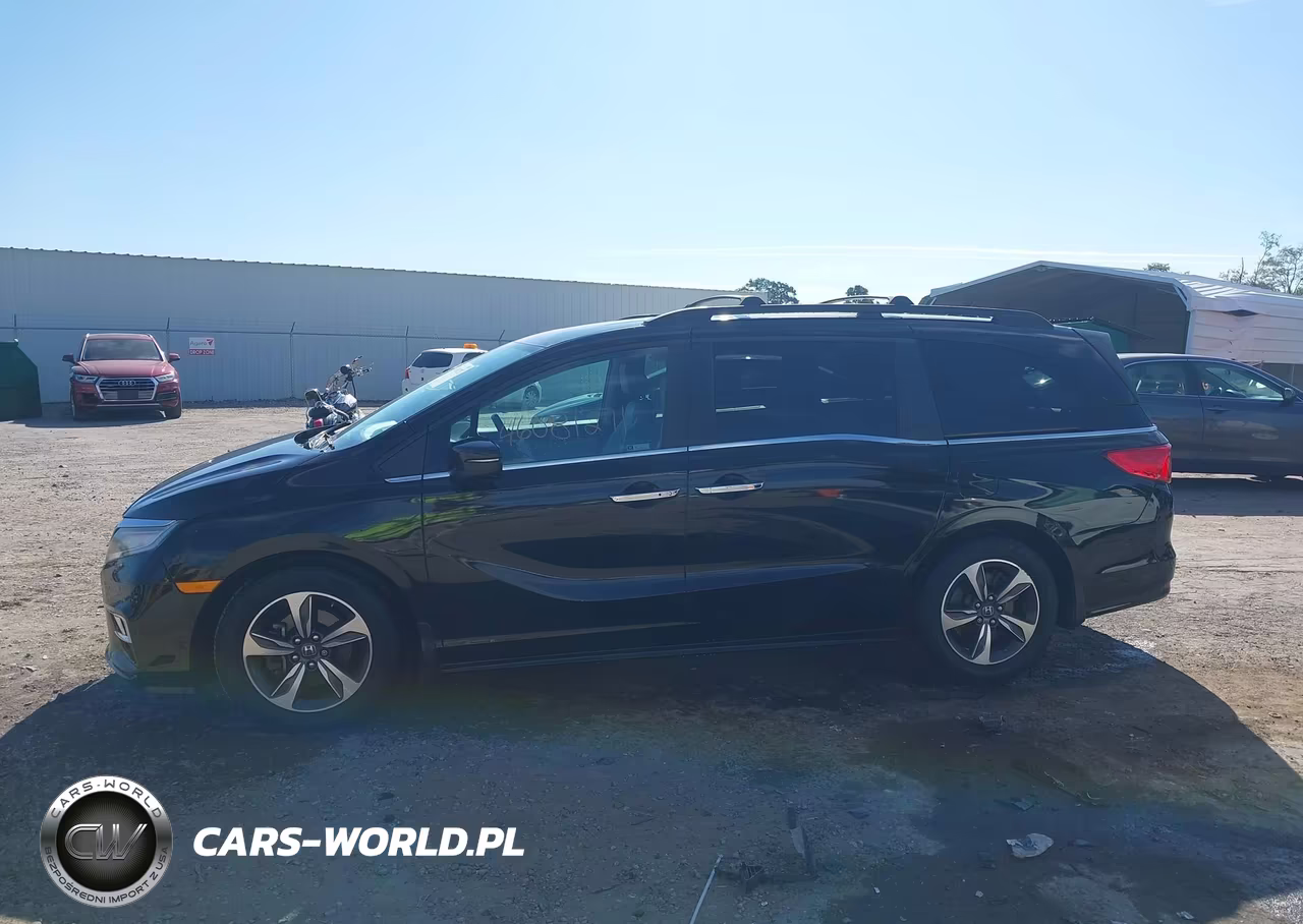 2018 Honda Odyssey Touring VIN:5FNRL6H83JB066363 - 14