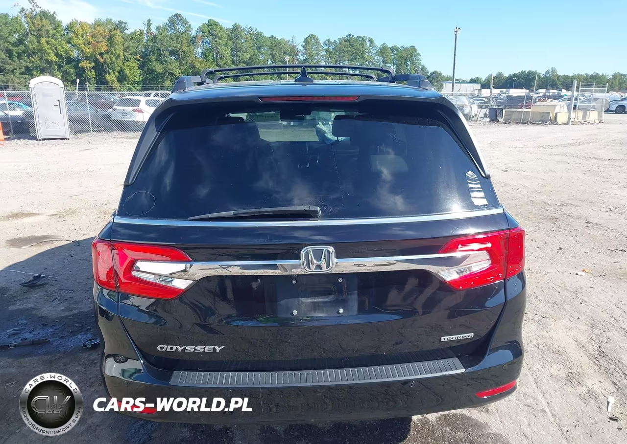 2018 Honda Odyssey Touring VIN:5FNRL6H83JB066363 - 16