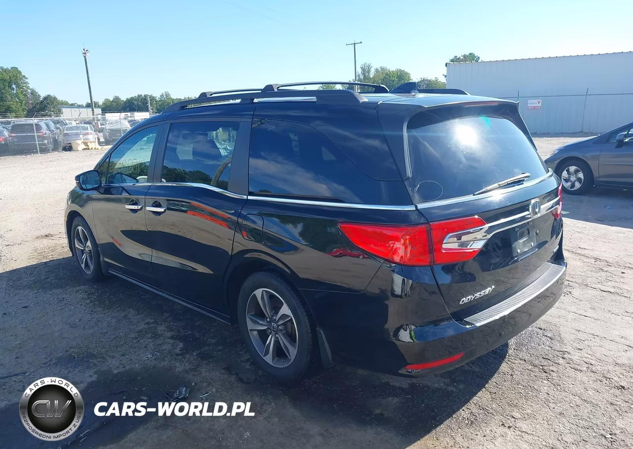 2018 Honda Odyssey Touring VIN:5FNRL6H83JB066363 - 3