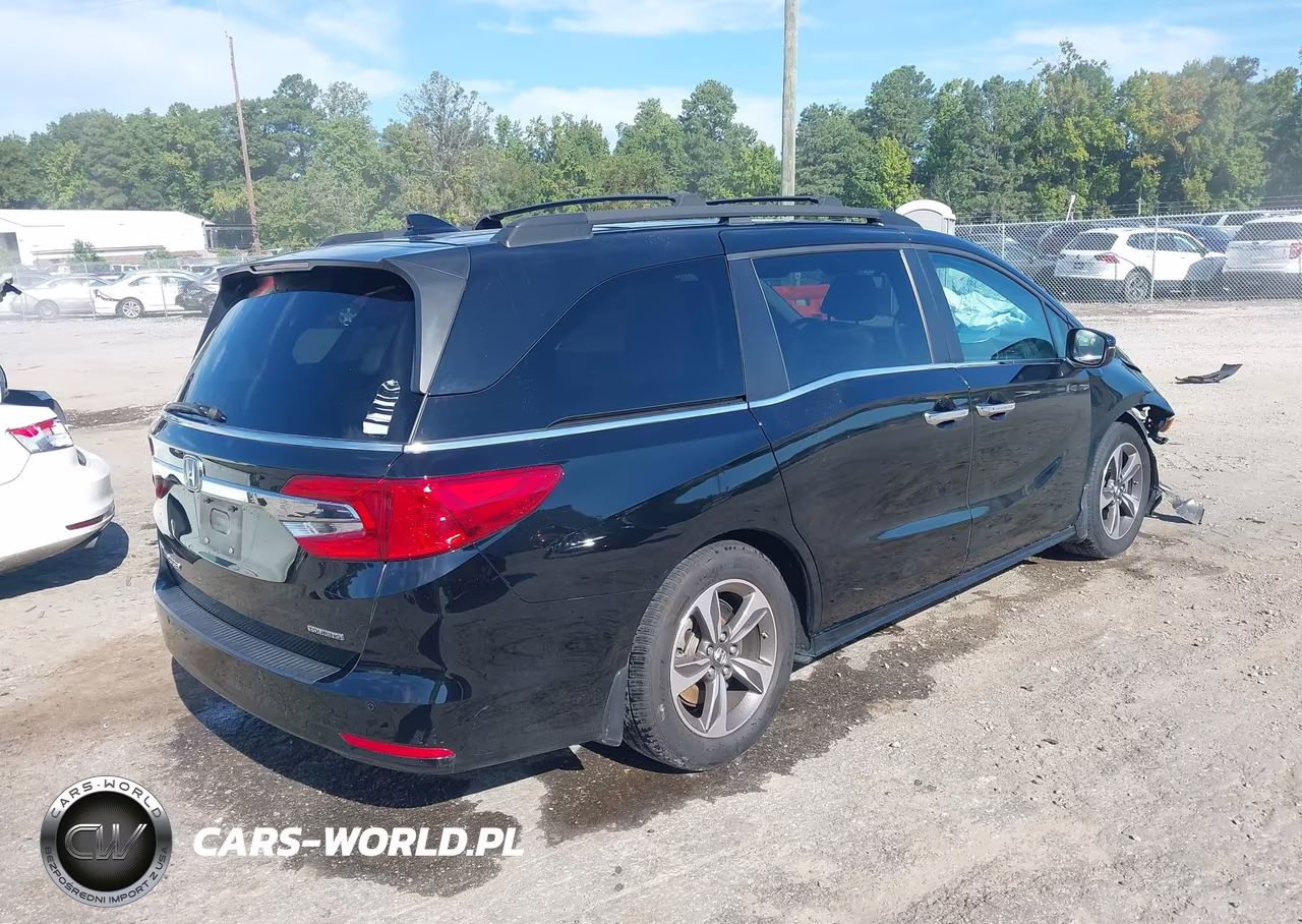 2018 Honda Odyssey Touring VIN:5FNRL6H83JB066363 - 4