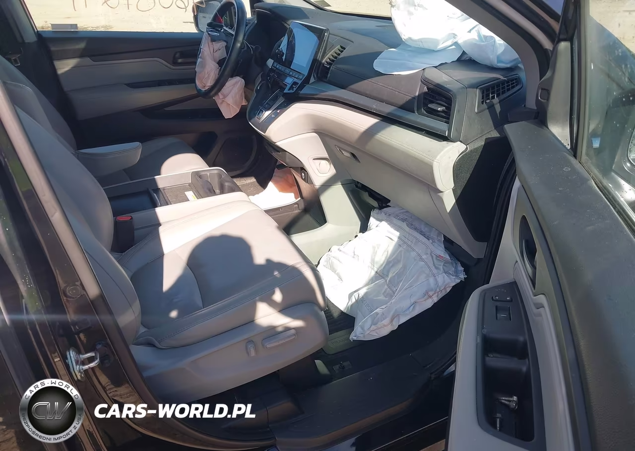 2018 Honda Odyssey Touring VIN:5FNRL6H83JB066363 - 5