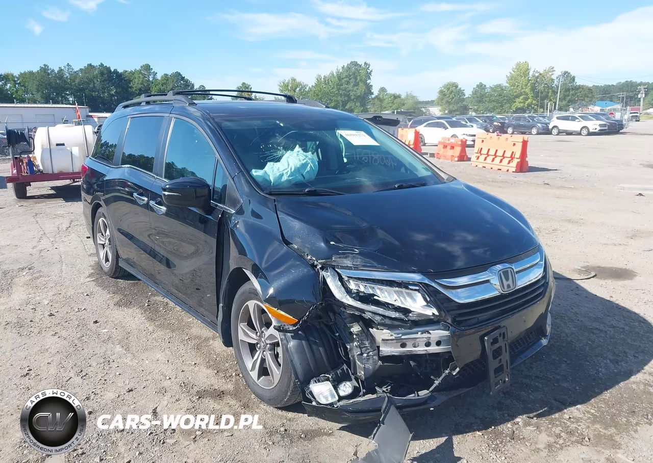 2018 Honda Odyssey Touring VIN:5FNRL6H83JB066363 - 6