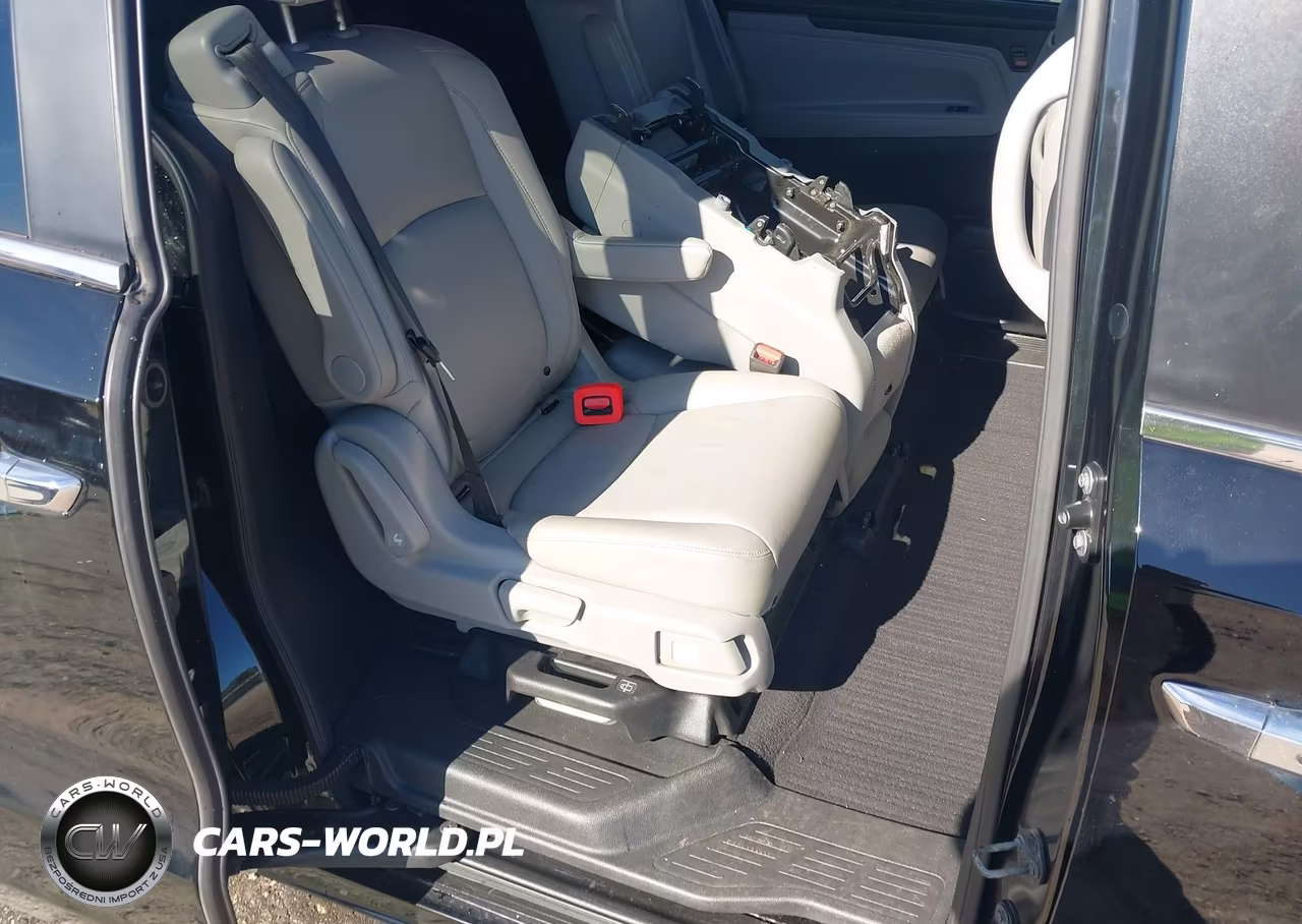 2018 Honda Odyssey Touring VIN:5FNRL6H83JB066363 - 8