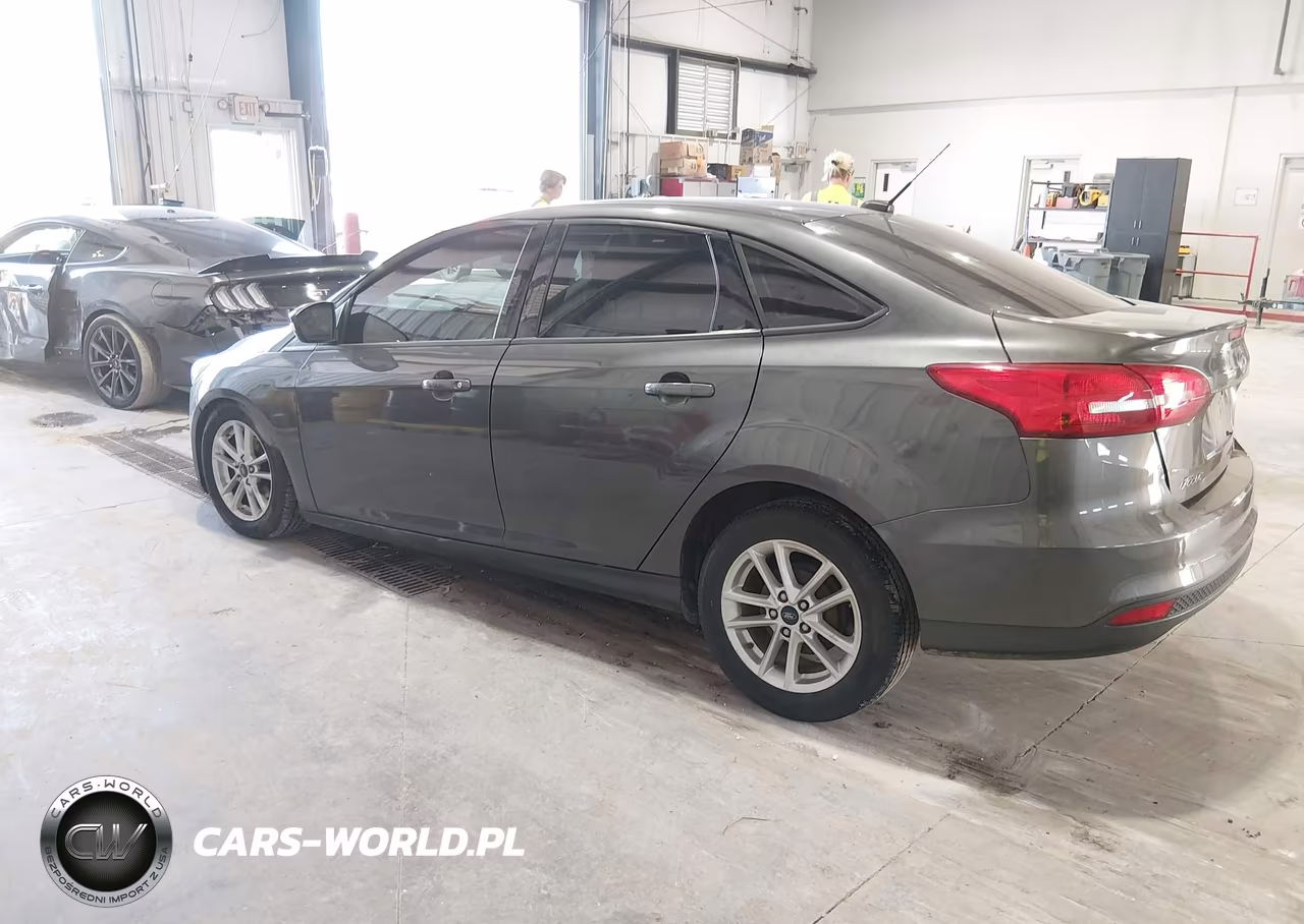 2016 Ford Focus Se VIN:1FADP3F22GL386166 - 3