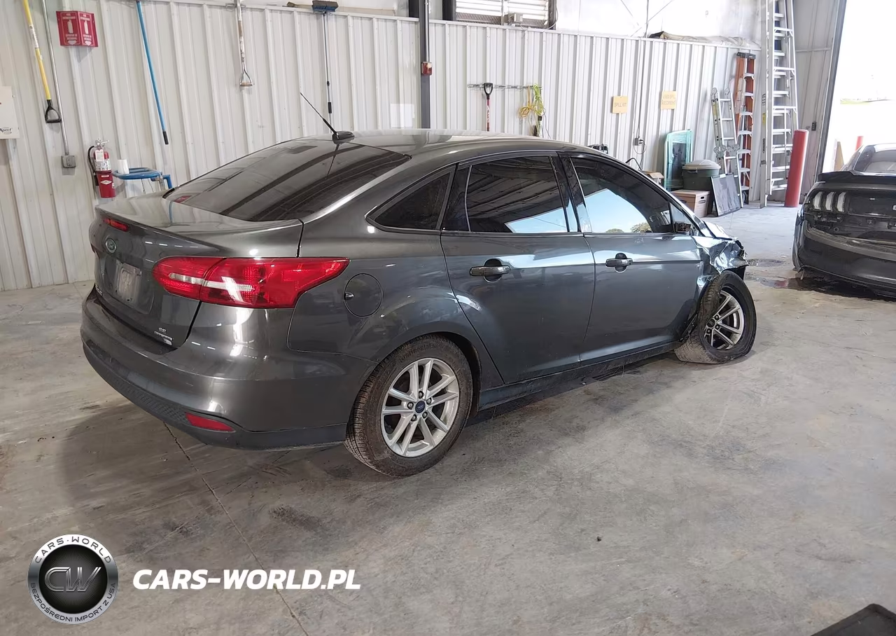 2016 Ford Focus Se VIN:1FADP3F22GL386166 - 4
