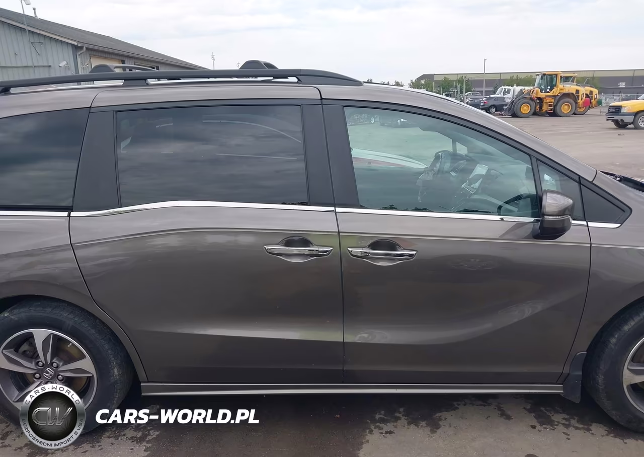 2018 Honda Odyssey Touring VIN:5FNRL6H85JB020372 - 13