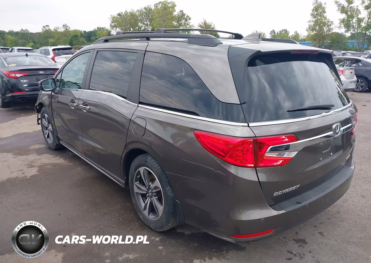 2018 Honda Odyssey Touring VIN:5FNRL6H85JB020372 - 3
