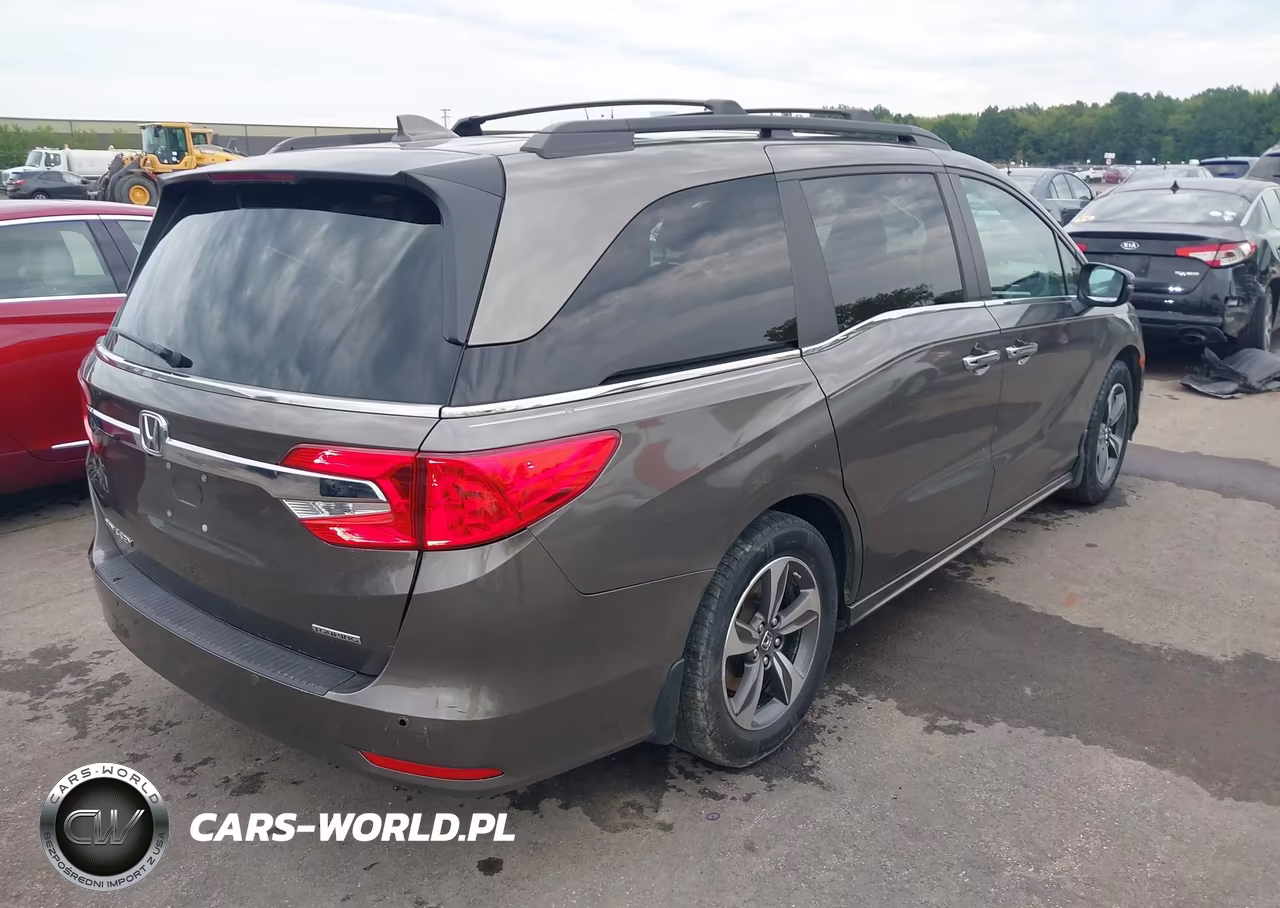 2018 Honda Odyssey Touring VIN:5FNRL6H85JB020372 - 4