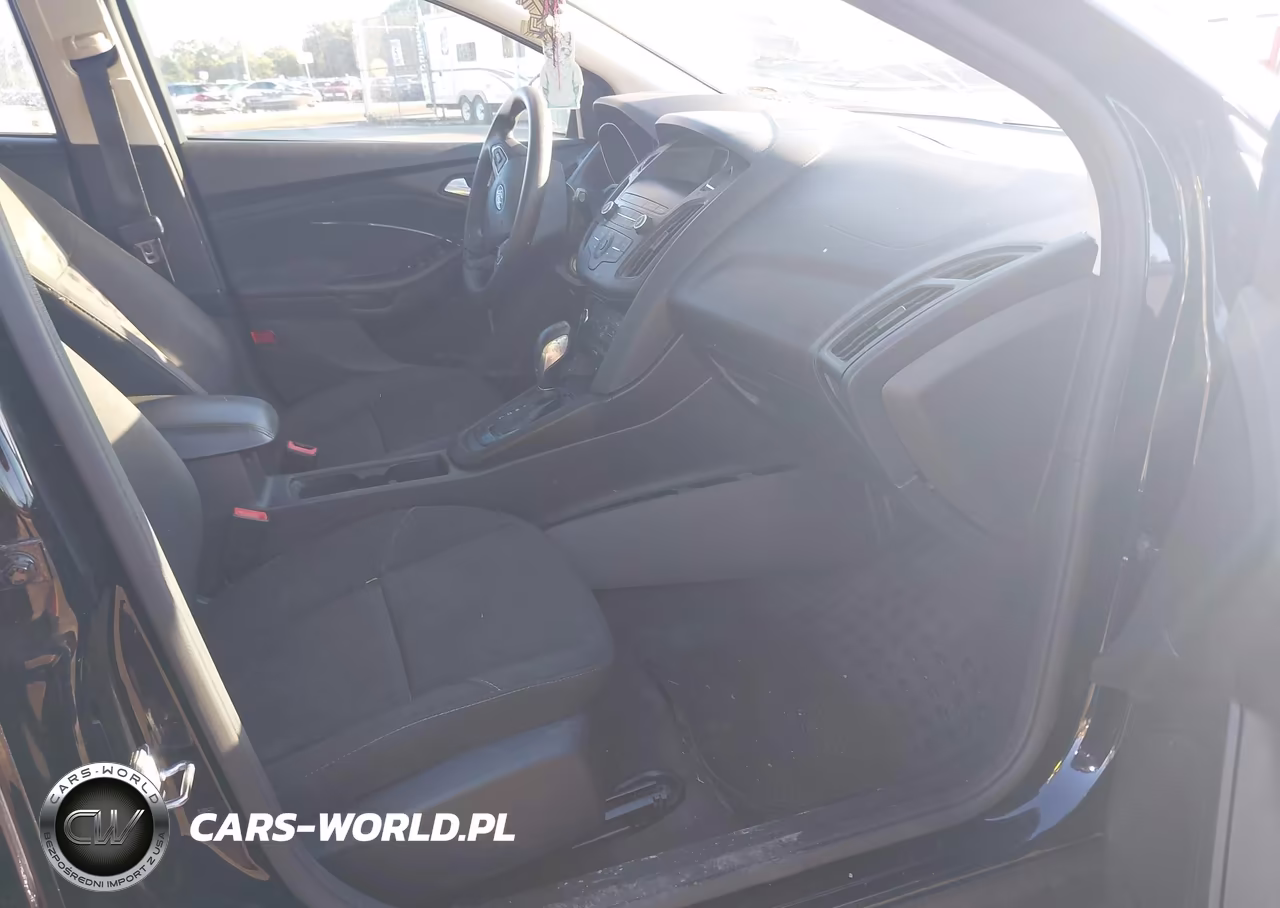 2018 Ford Focus Se VIN:1FADP3K26JL209150 - 5