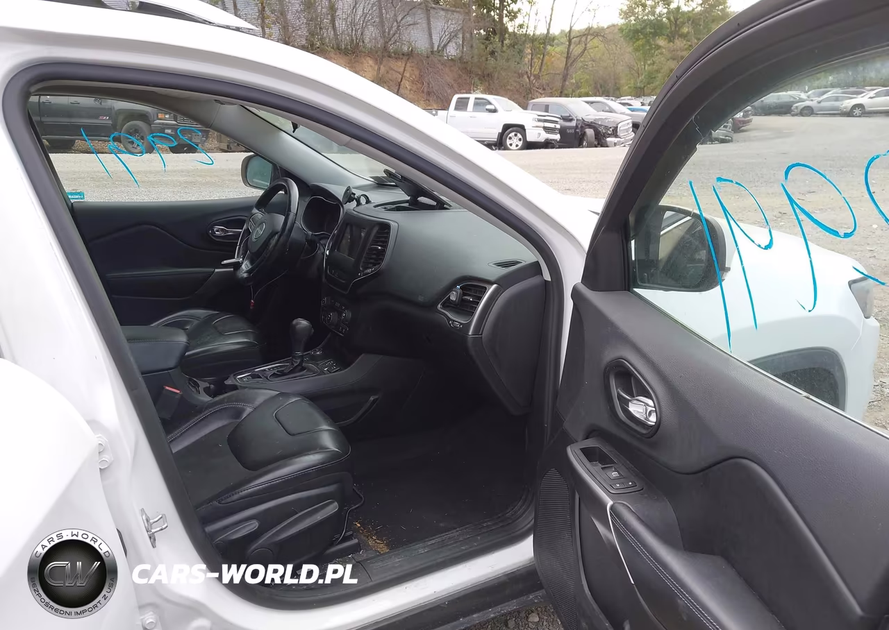 2019 Jeep Cherokee Latitude Plus 4X4 VIN:1C4PJMLB4KD398390 - 5