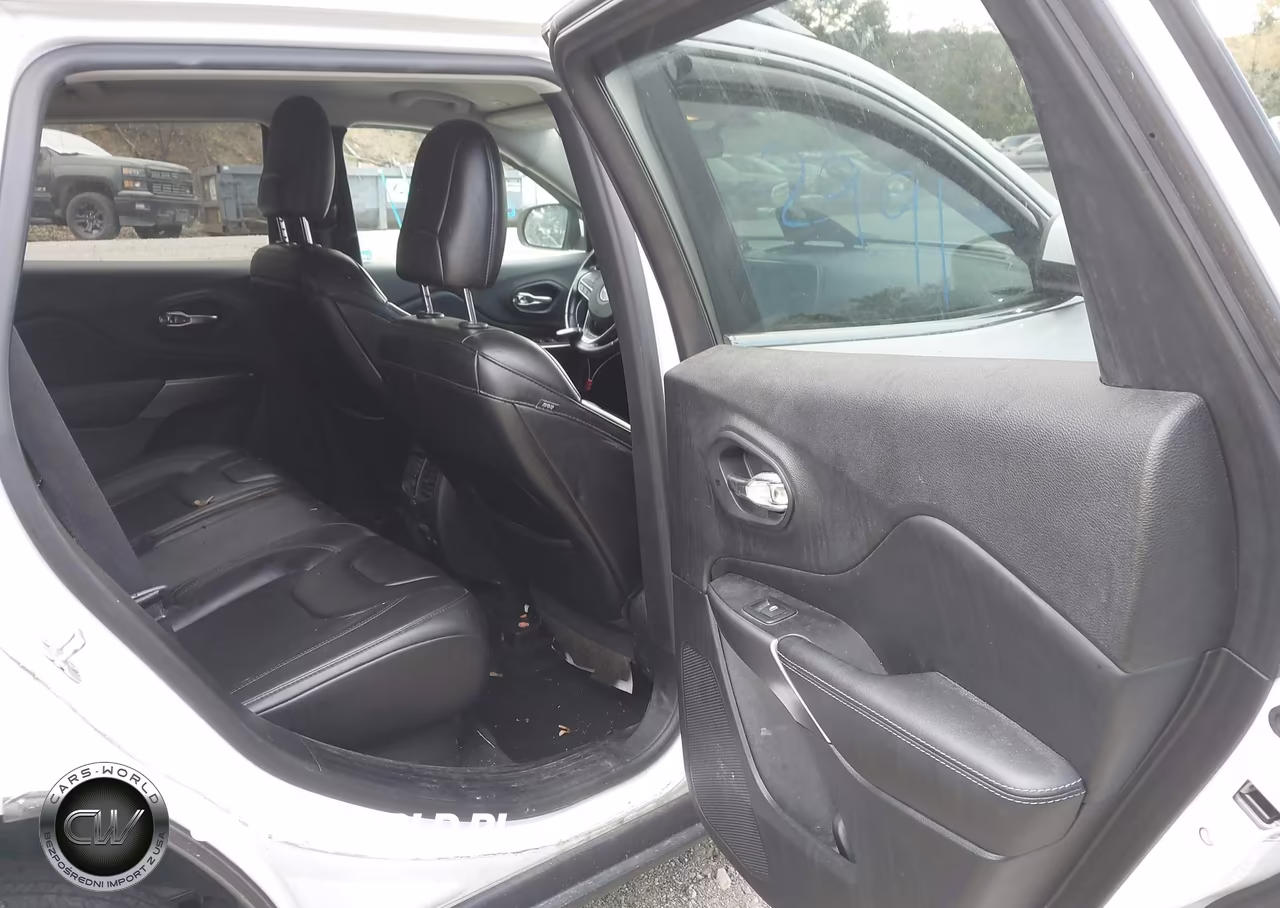2019 Jeep Cherokee Latitude Plus 4X4 VIN:1C4PJMLB4KD398390 - 8