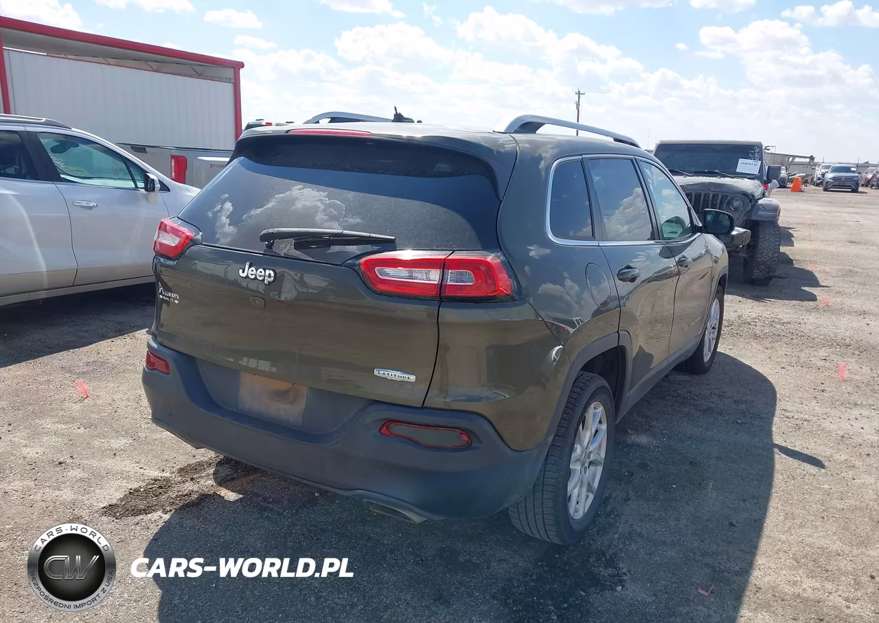 2015 Jeep Cherokee Latitude VIN:1C4PJLCS3FW712339 - 4