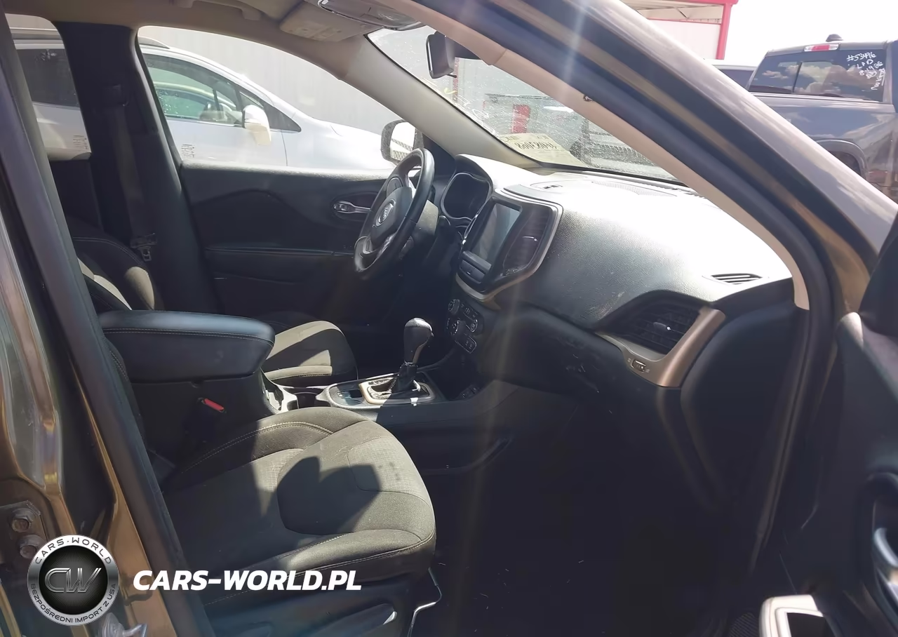 2015 Jeep Cherokee Latitude VIN:1C4PJLCS3FW712339 - 5