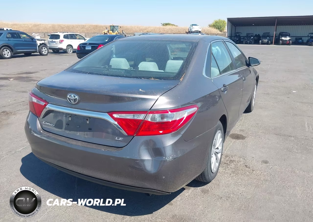 2015 Toyota Camry Le VIN:4T1BF1FK0FU947882 - 4