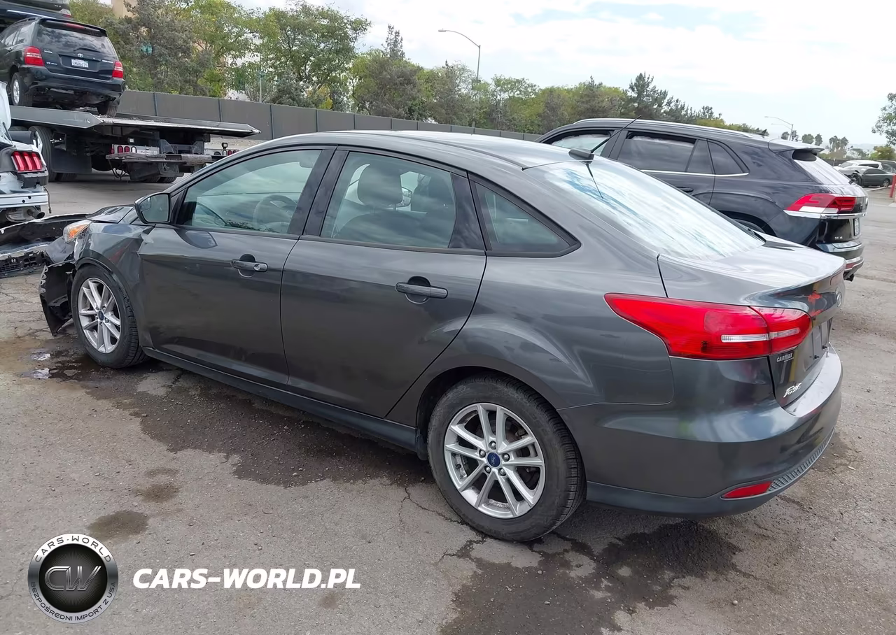 2018 Ford Focus Se VIN:1FADP3FE8JL246320 - 3