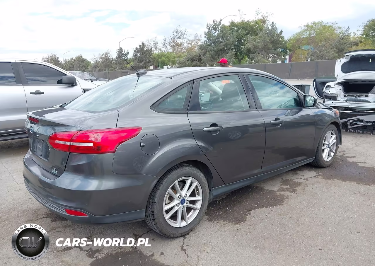 2018 Ford Focus Se VIN:1FADP3FE8JL246320 - 4