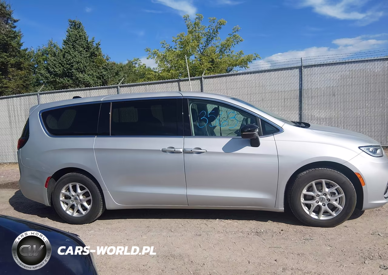 2024 Chrysler Pacifica Touring L VIN:2C4RC1BG0RR146318 - 14