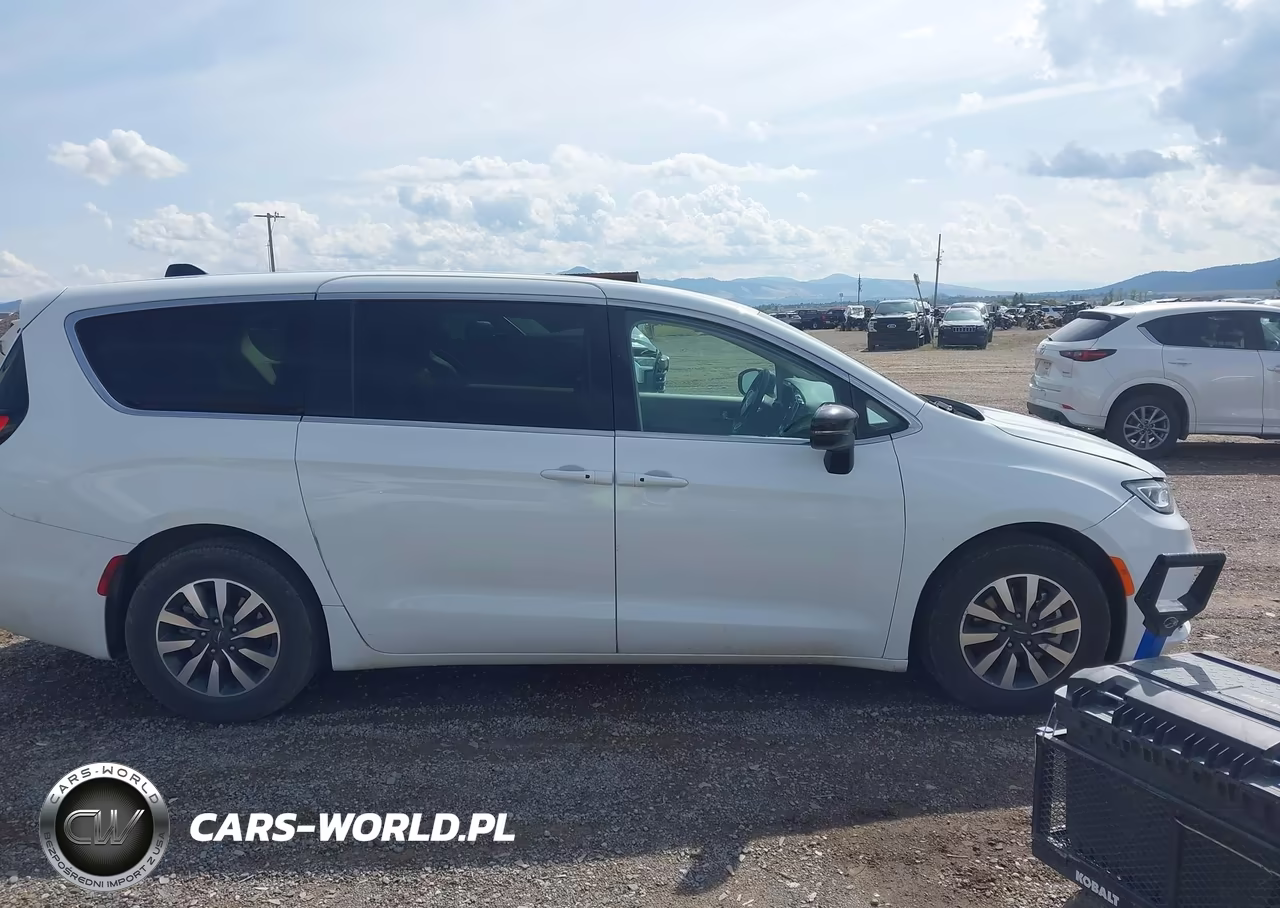 2024 Chrysler Pacifica Hybrid Select VIN:2C4RC1S7XRR156662 - 13