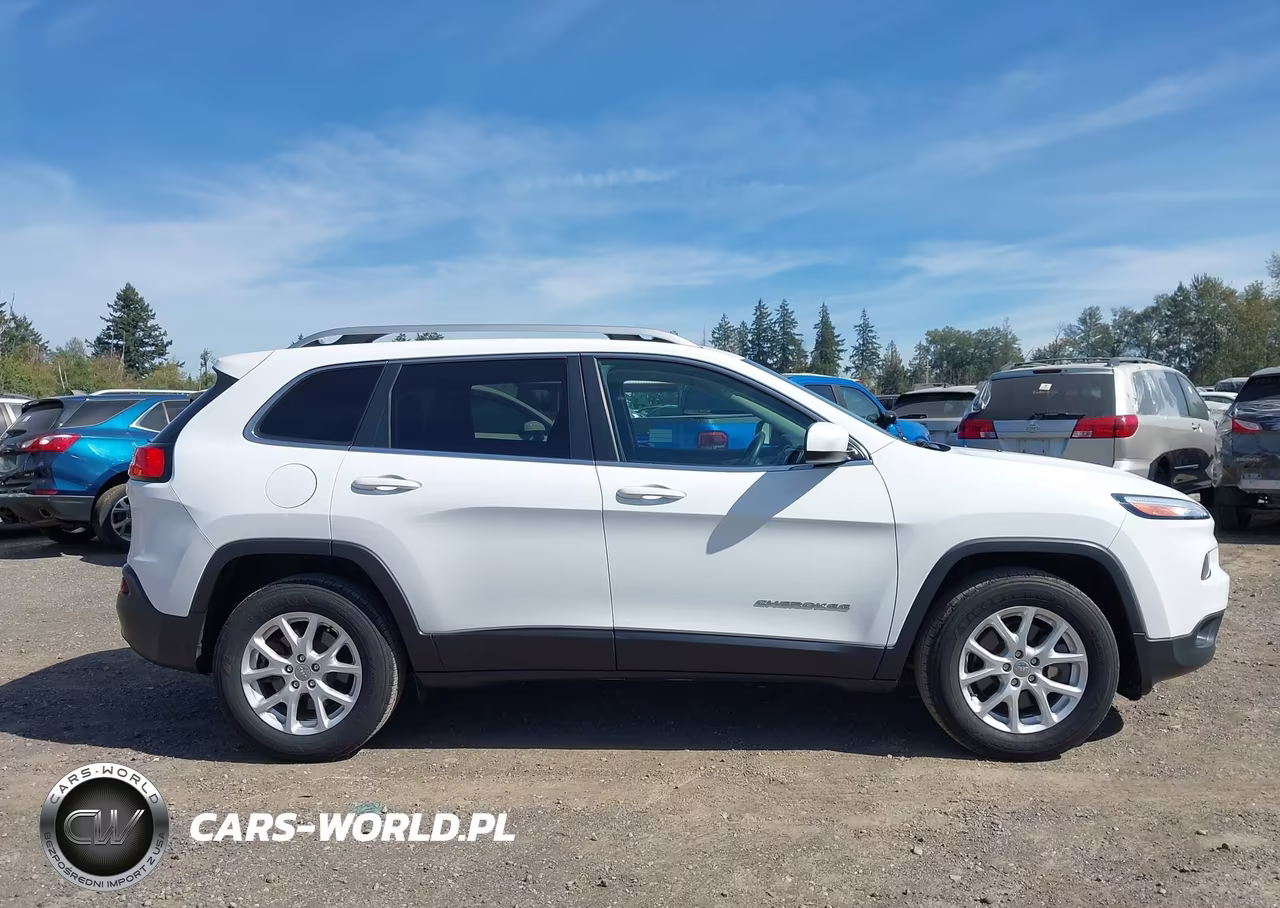 2018 Jeep Cherokee Latitude 4X4 VIN:1C4PJMCB9JD528436 - 13