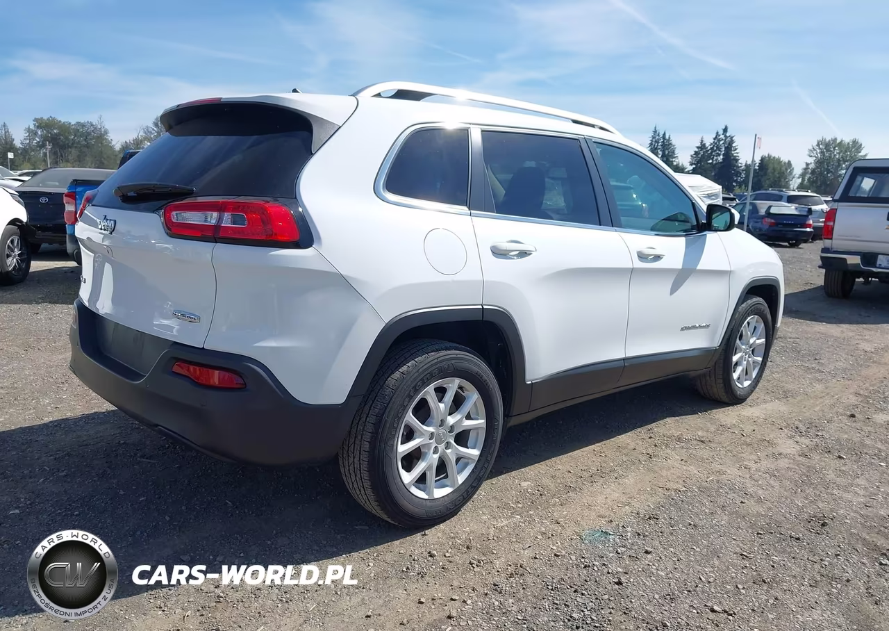 2018 Jeep Cherokee Latitude 4X4 VIN:1C4PJMCB9JD528436 - 4