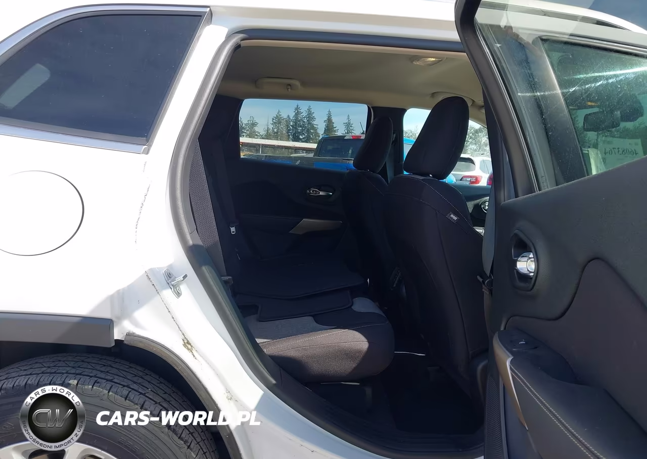 2018 Jeep Cherokee Latitude 4X4 VIN:1C4PJMCB9JD528436 - 8