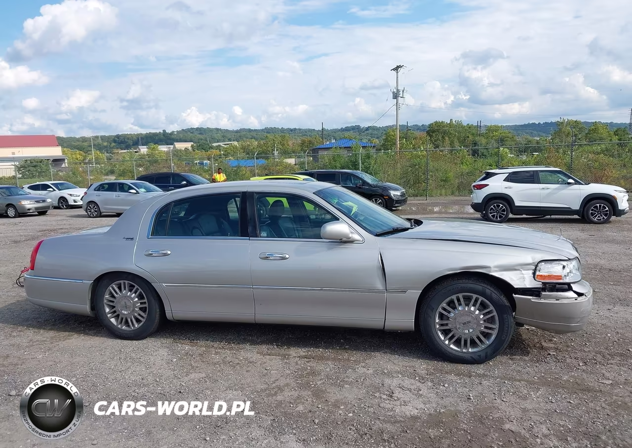 2006 Lincoln Town Car Signature Limited VIN:1LNHM82W16Y630140 - 13
