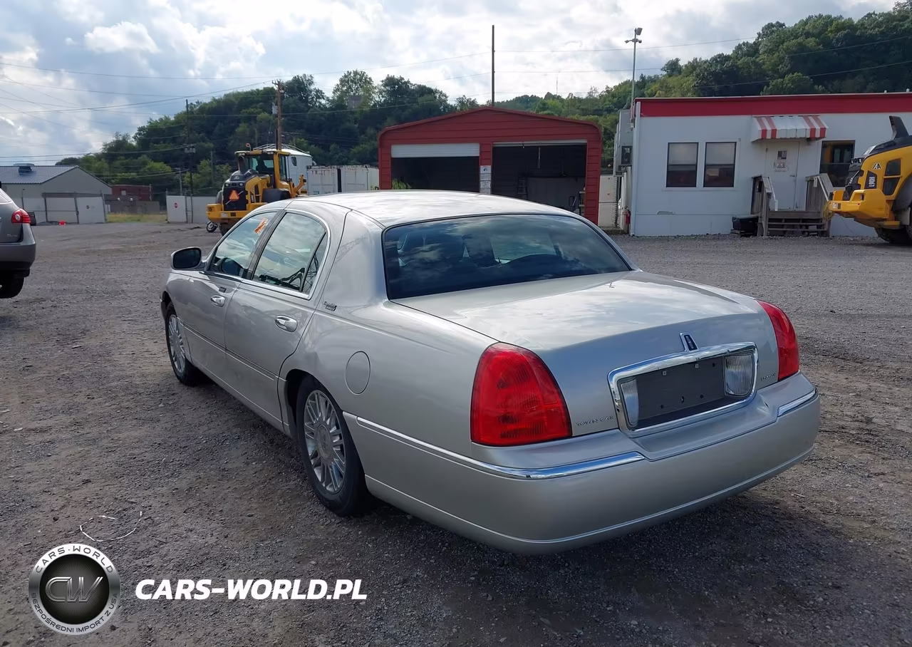 2006 Lincoln Town Car Signature Limited VIN:1LNHM82W16Y630140 - 3