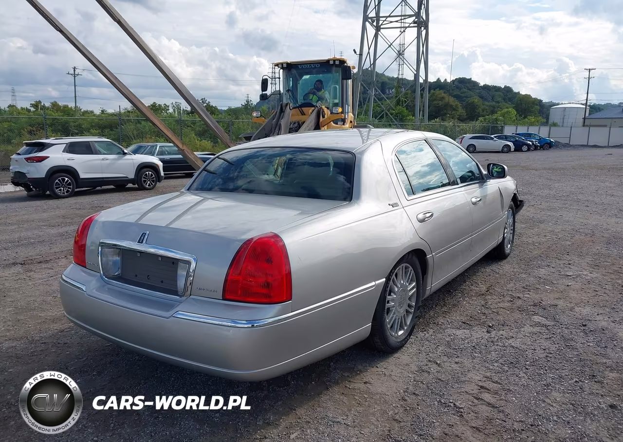2006 Lincoln Town Car Signature Limited VIN:1LNHM82W16Y630140 - 4