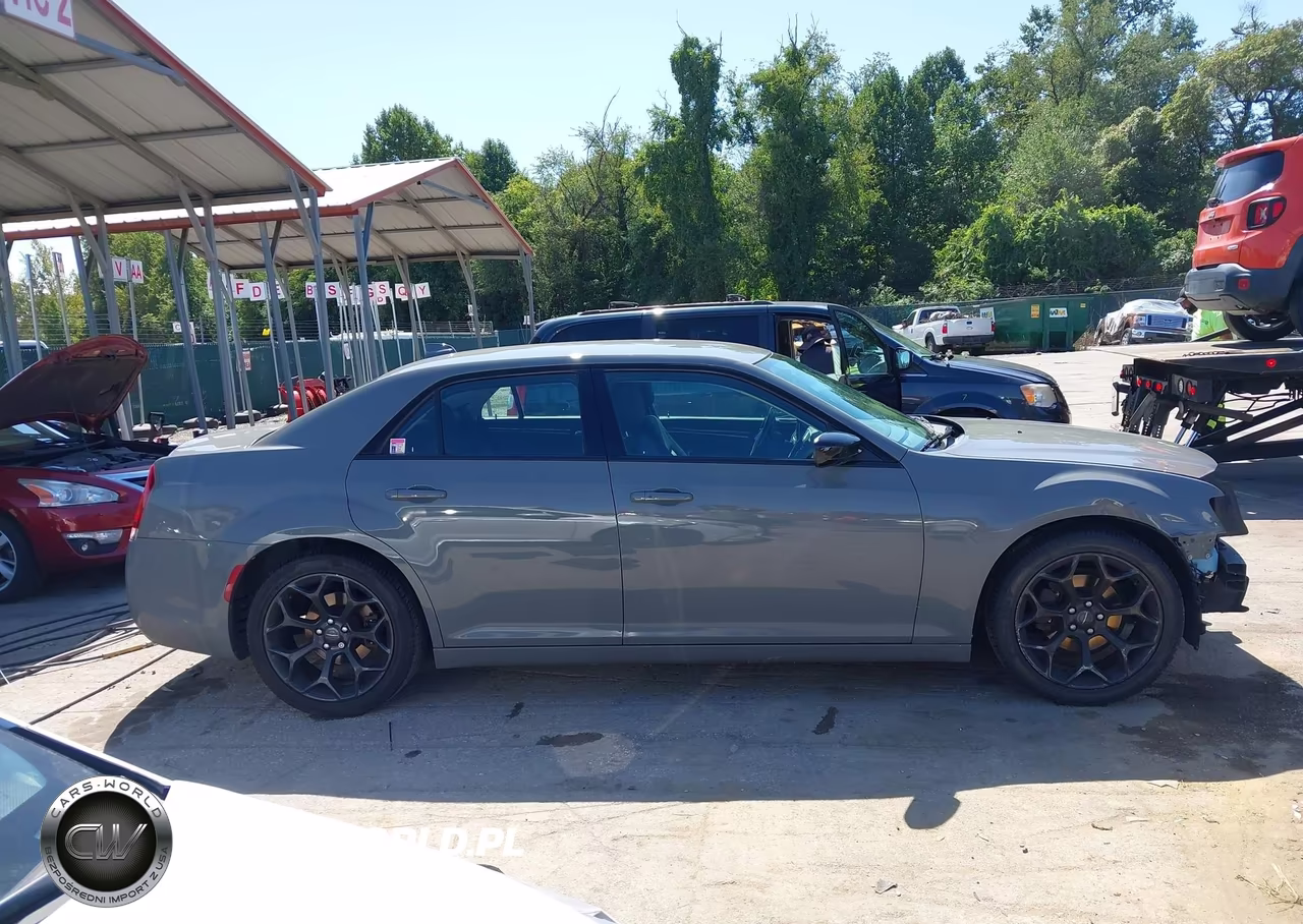 2019 Chrysler 300 Touring VIN:2C3CCAAG7KH610079 - 13