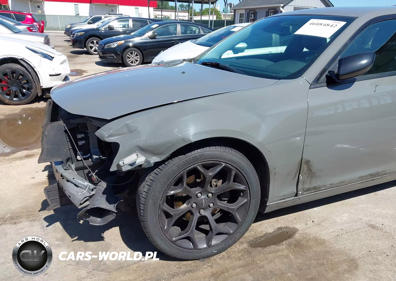 2019 Chrysler 300 Touring VIN:2C3CCAAG7KH610079 - 17