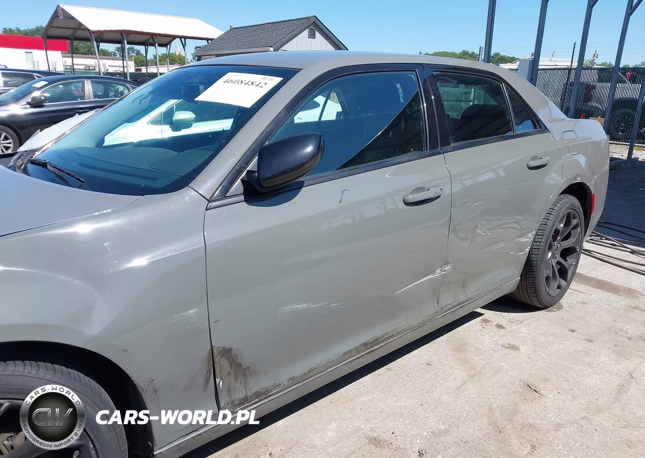 2019 Chrysler 300 Touring VIN:2C3CCAAG7KH610079 - 18
