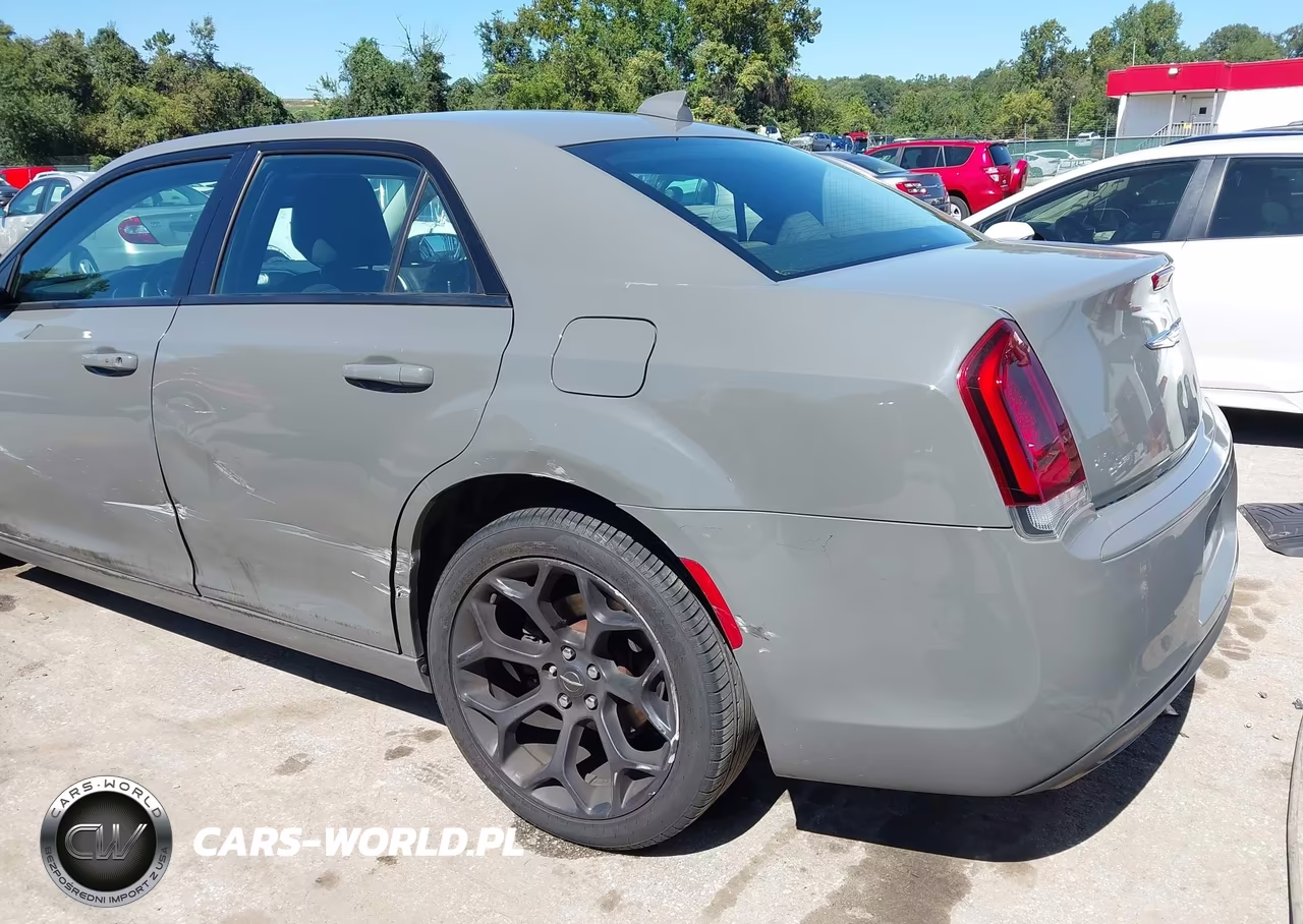 2019 Chrysler 300 Touring VIN:2C3CCAAG7KH610079 - 19