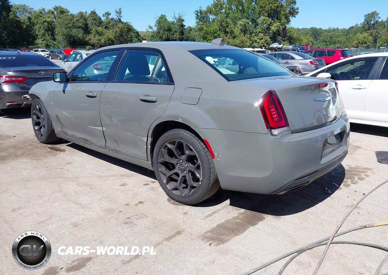 2019 Chrysler 300 Touring VIN:2C3CCAAG7KH610079 - 3