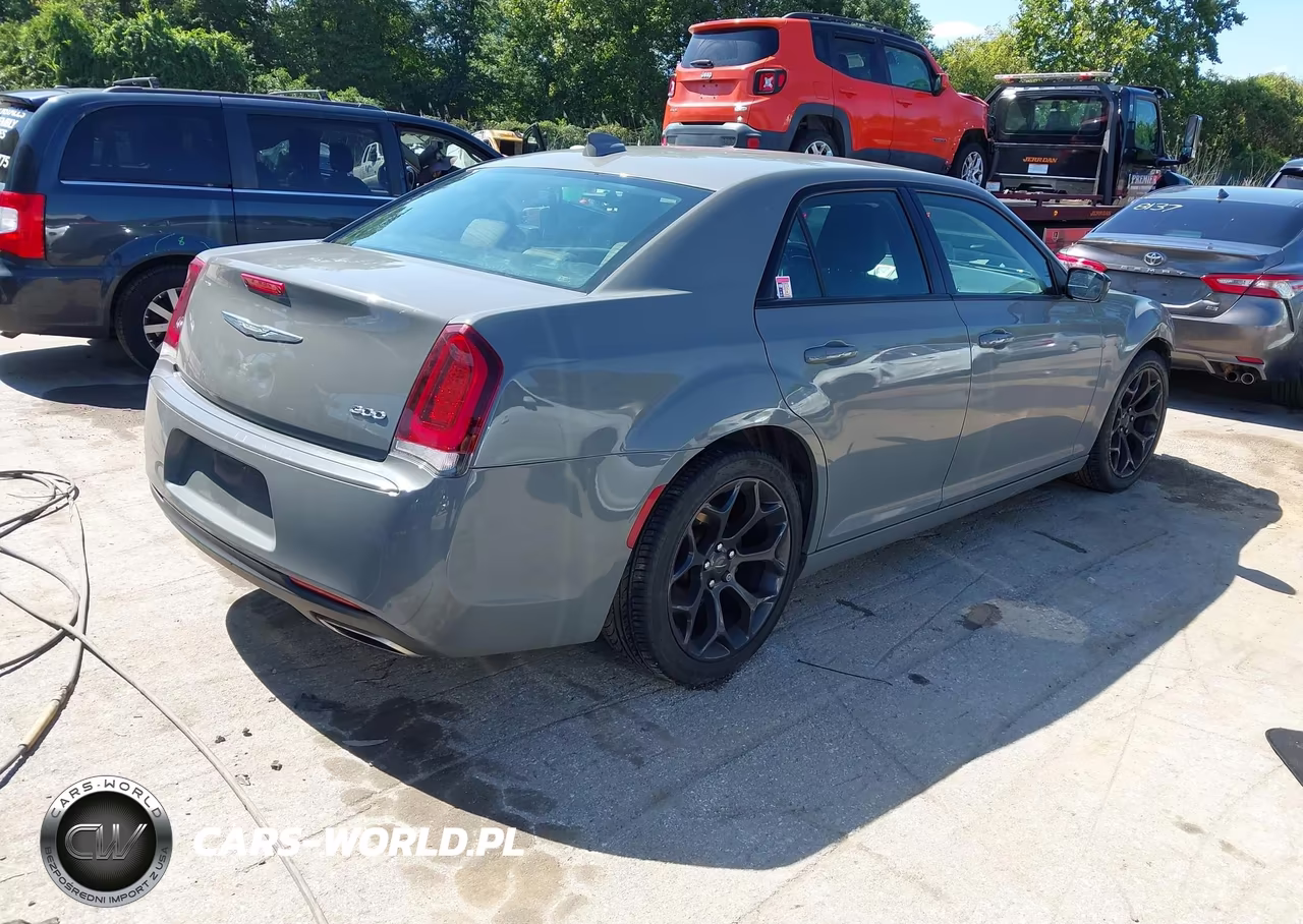 2019 Chrysler 300 Touring VIN:2C3CCAAG7KH610079 - 4
