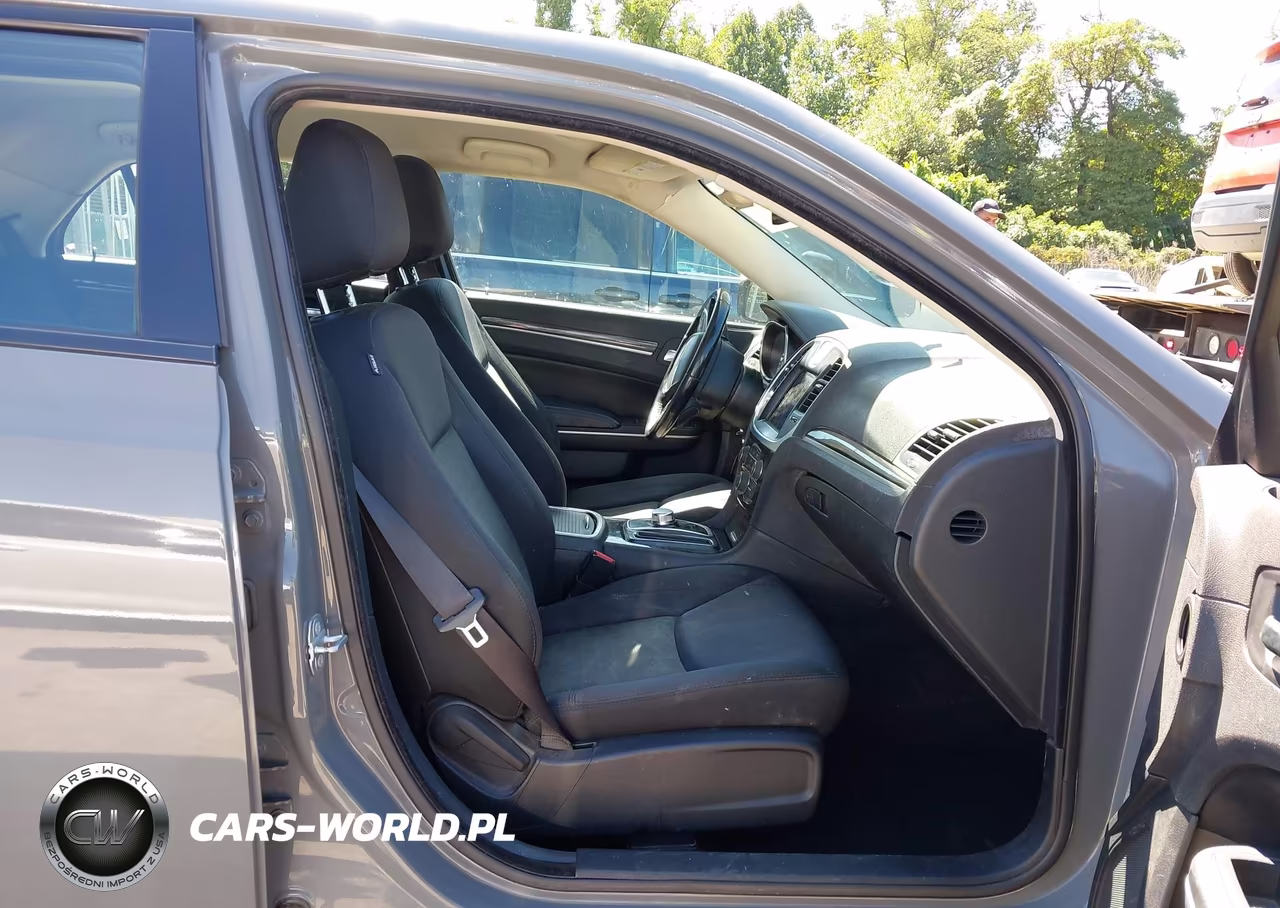 2019 Chrysler 300 Touring VIN:2C3CCAAG7KH610079 - 5
