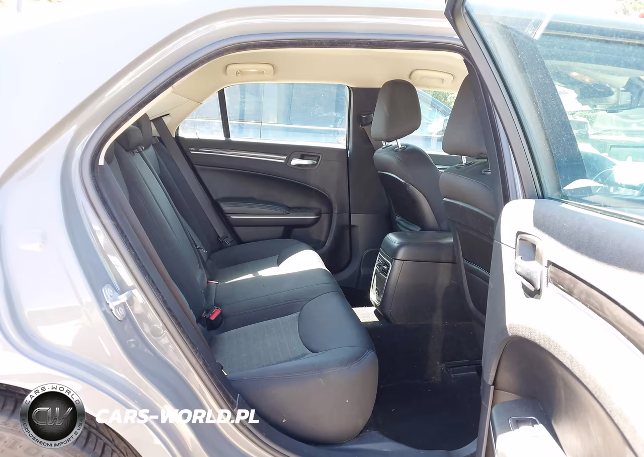 2019 Chrysler 300 Touring VIN:2C3CCAAG7KH610079 - 8