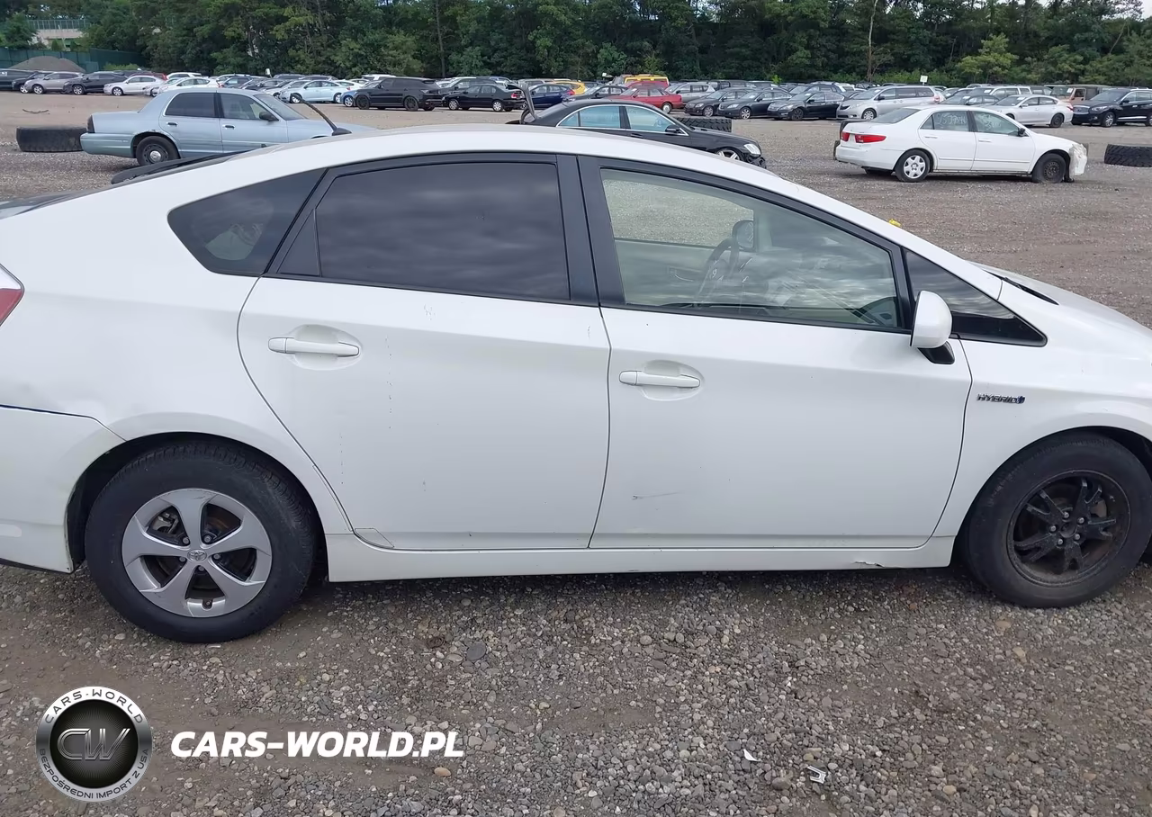 2014 Toyota Prius Two VIN:JTDKN3DUXE1747292 - 13