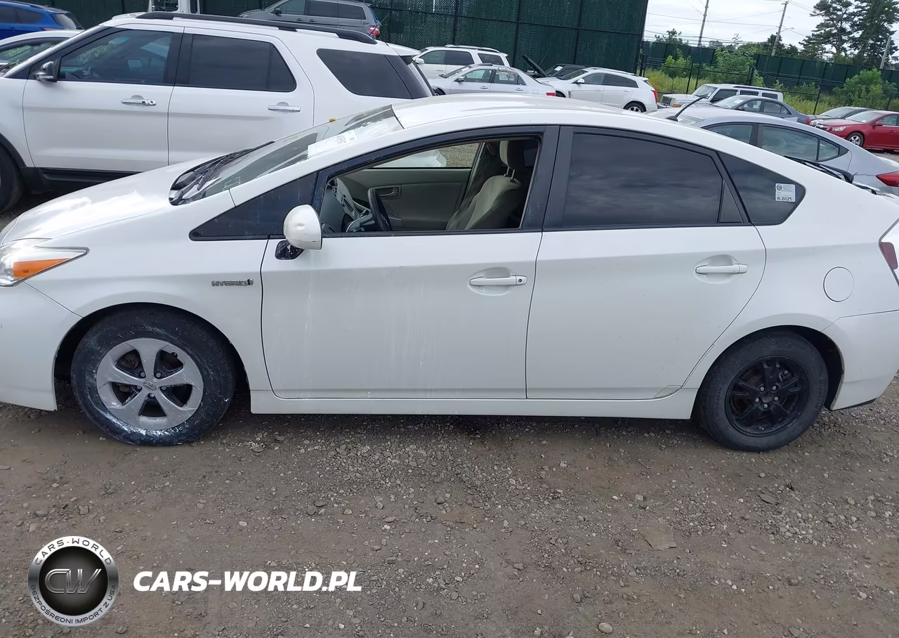 2014 Toyota Prius Two VIN:JTDKN3DUXE1747292 - 14
