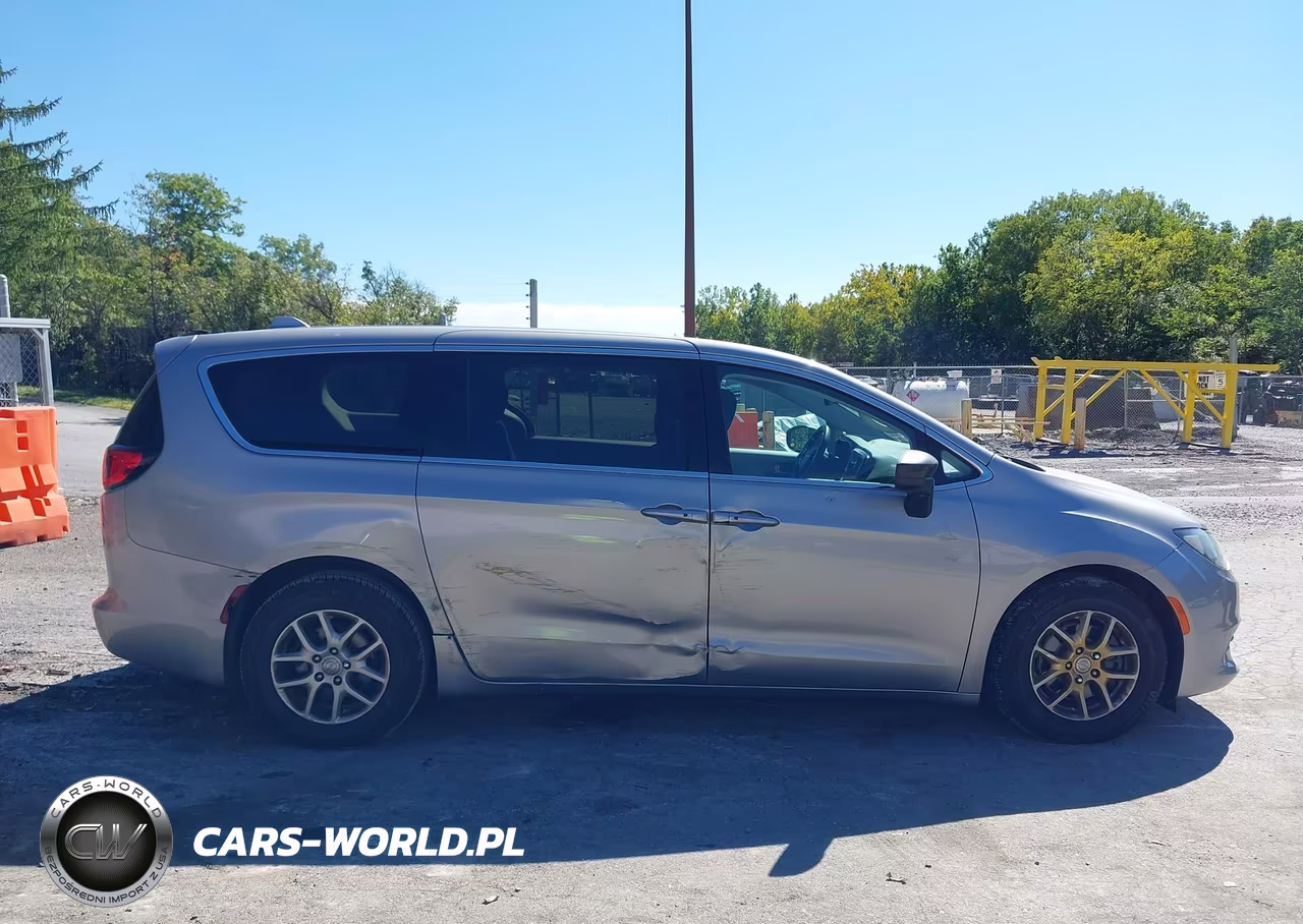 2017 Chrysler Pacifica Touring VIN:2C4RC1DG9HR508206 - 13