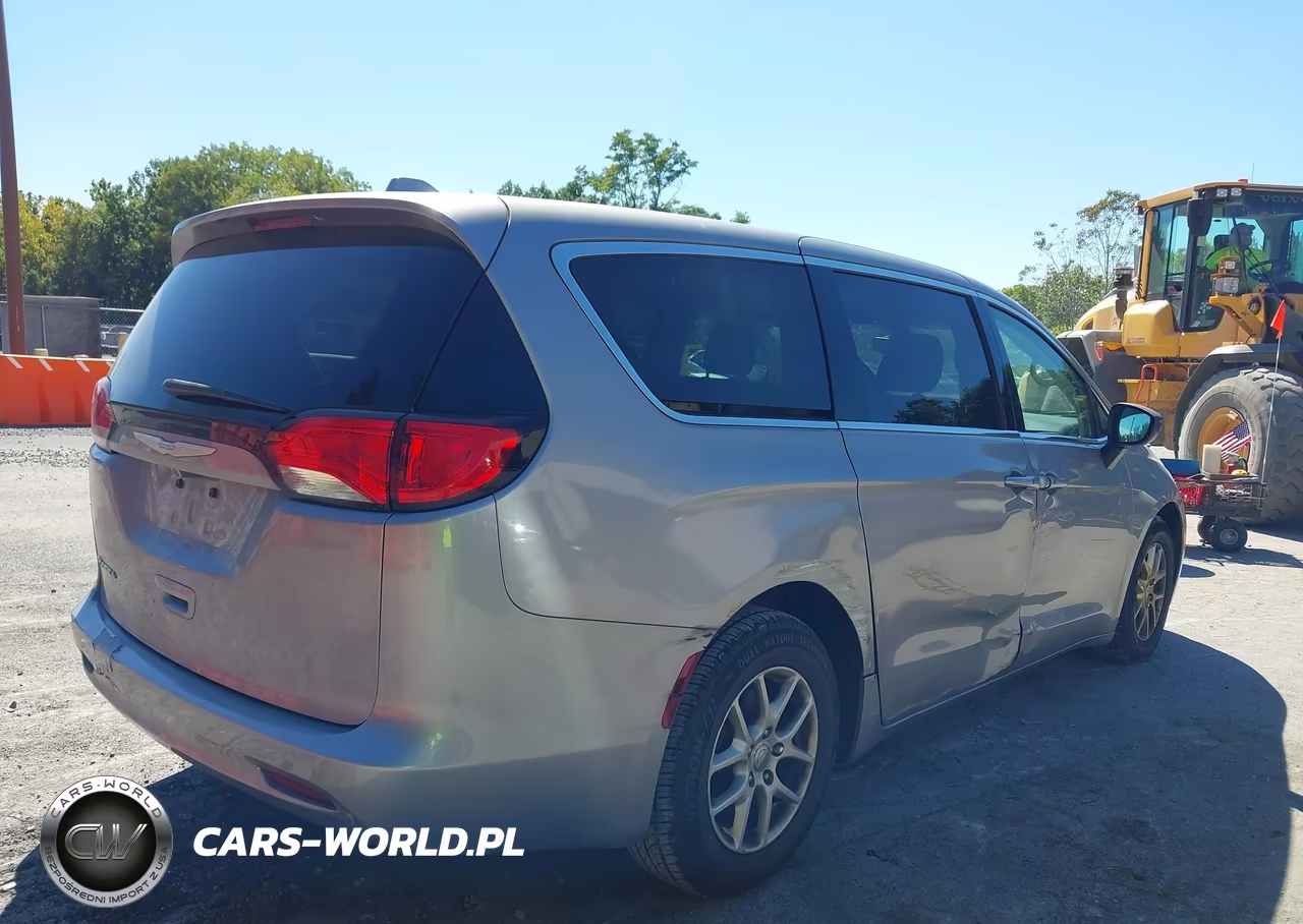 2017 Chrysler Pacifica Touring VIN:2C4RC1DG9HR508206 - 4