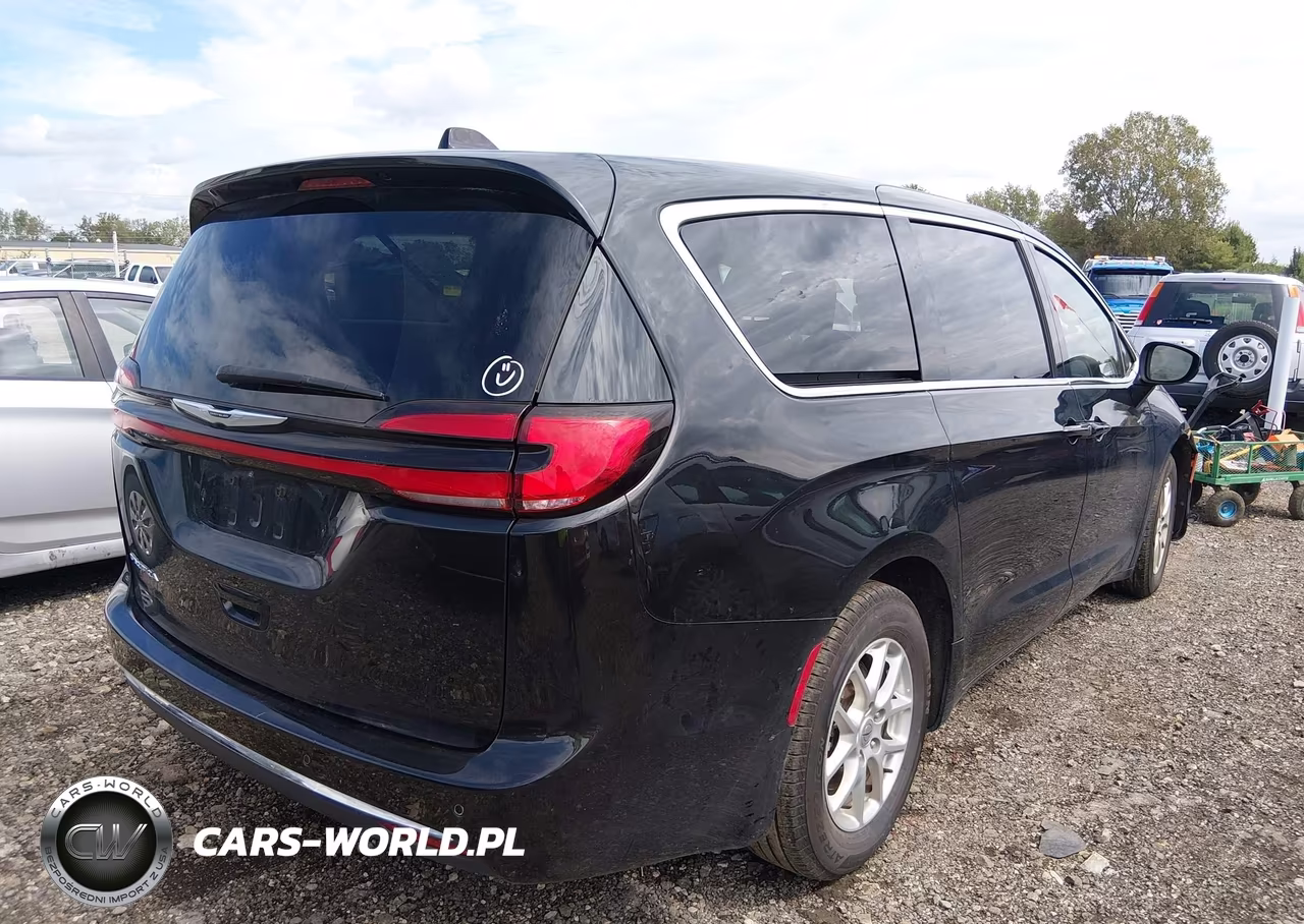 2023 Chrysler Pacifica Touring L VIN:2C4RC1BG0PR563922 - 4