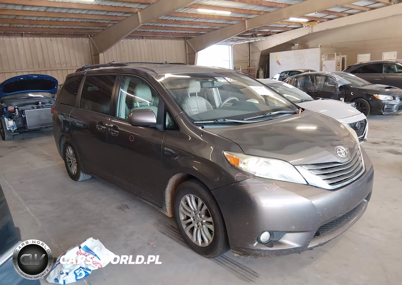 2013 Toyota Sienna Xle V6 8 Passenger