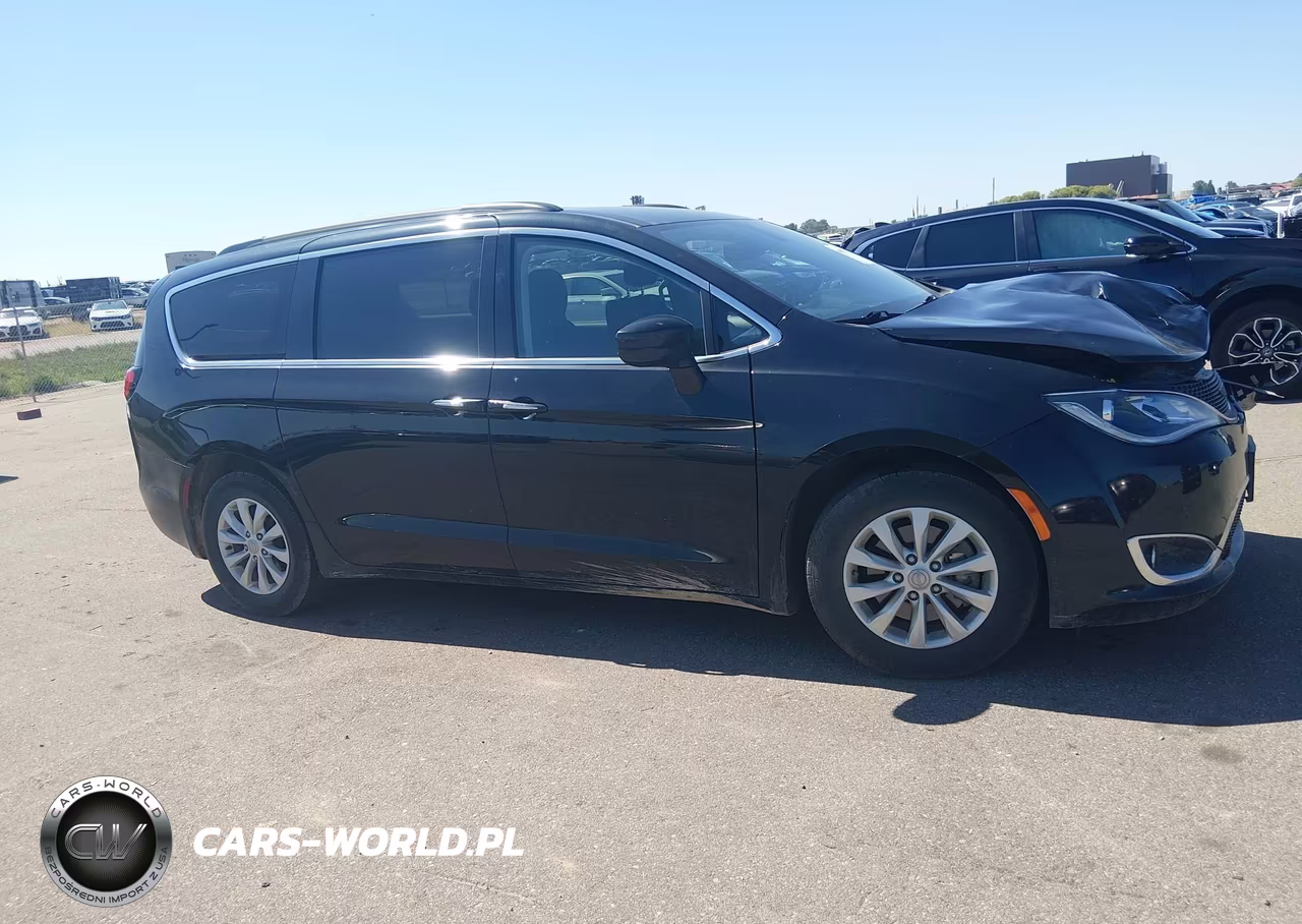 2019 Chrysler Pacifica Touring Plus VIN:2C4RC1FG0KR575085 - 13
