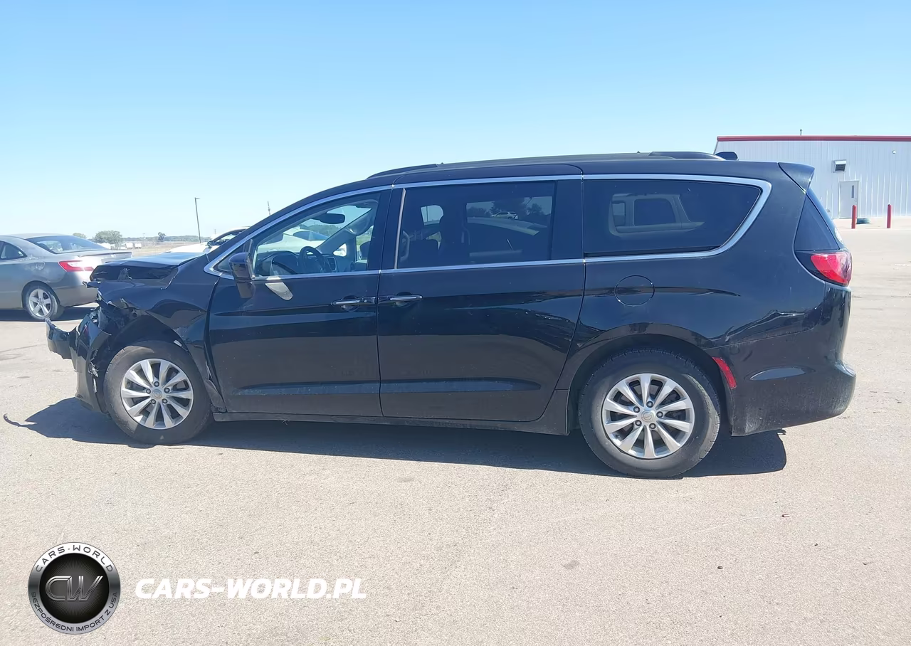 2019 Chrysler Pacifica Touring Plus VIN:2C4RC1FG0KR575085 - 14