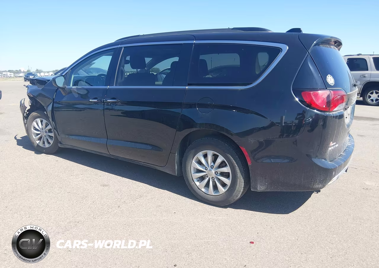 2019 Chrysler Pacifica Touring Plus VIN:2C4RC1FG0KR575085 - 3