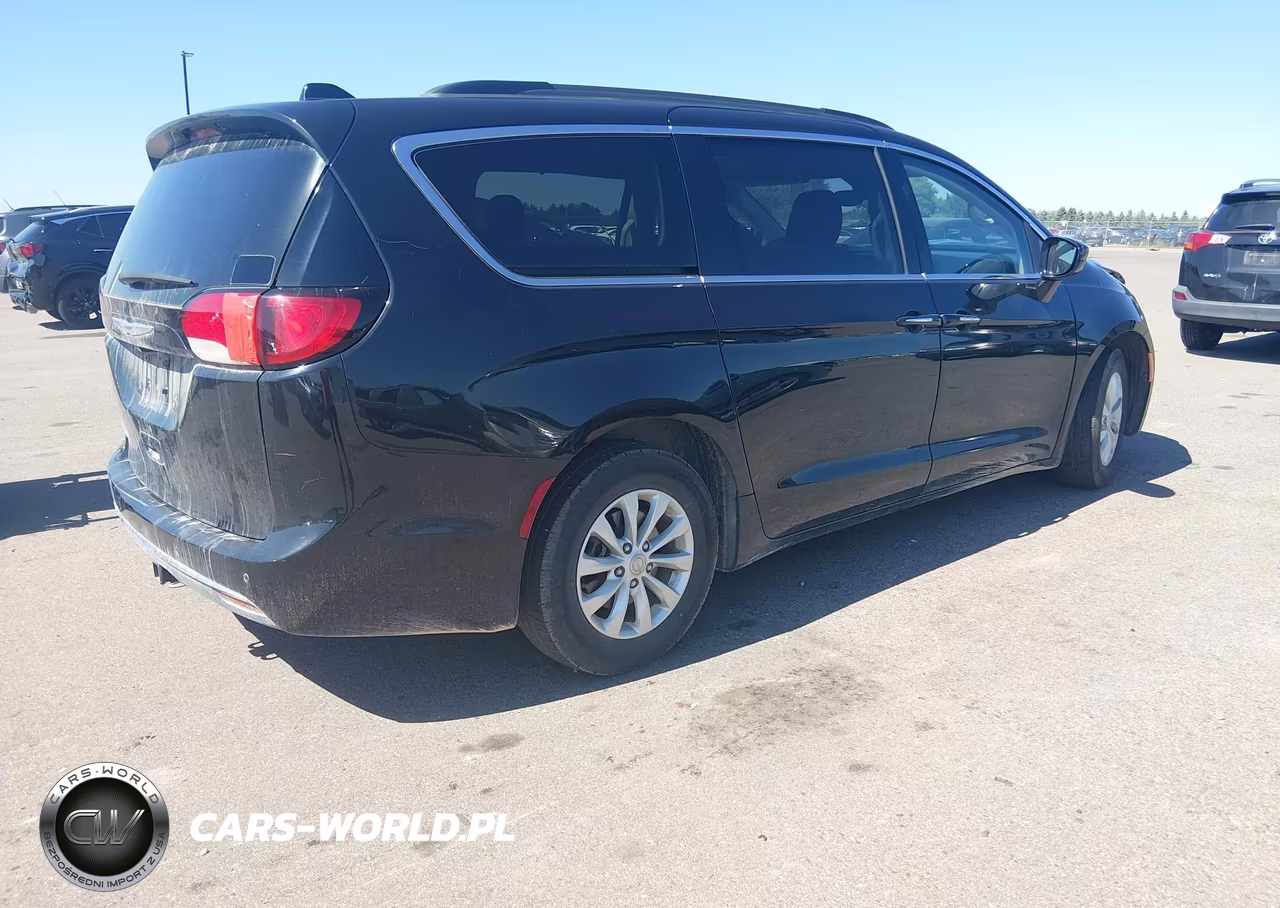 2019 Chrysler Pacifica Touring Plus VIN:2C4RC1FG0KR575085 - 4