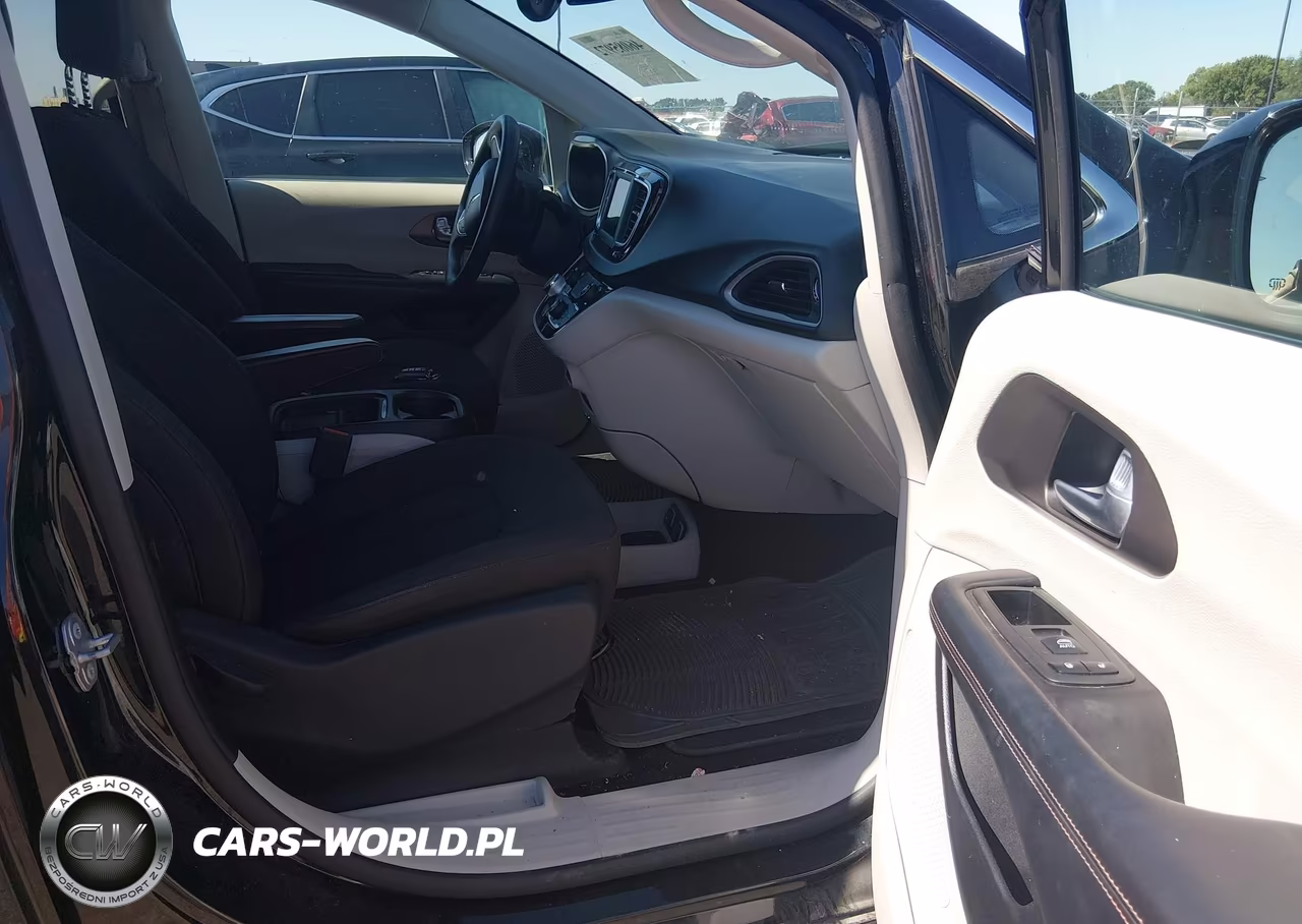 2019 Chrysler Pacifica Touring Plus VIN:2C4RC1FG0KR575085 - 5